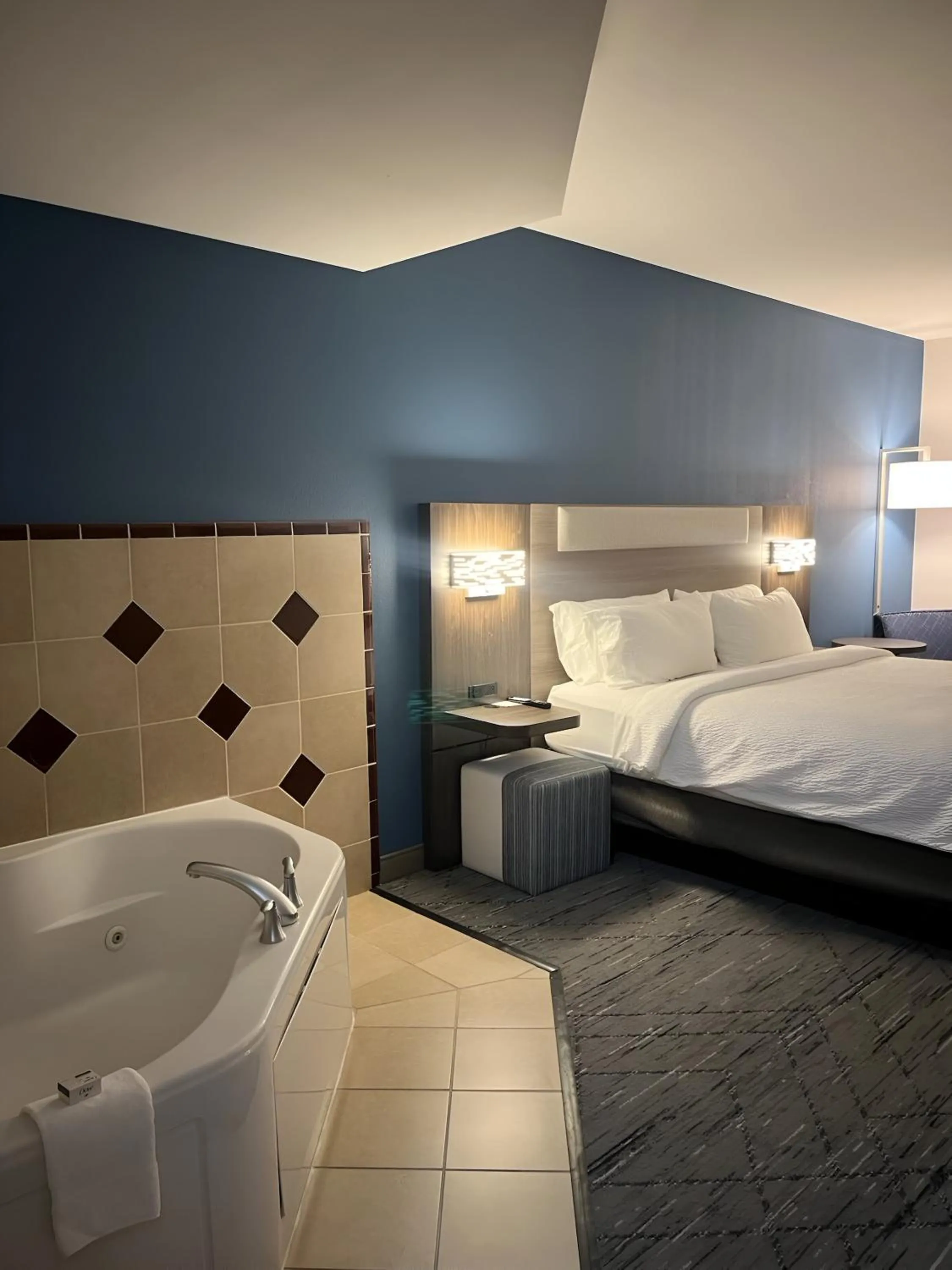 Bed in Holiday Inn Express Hotel & Suites Loveland by IHG
