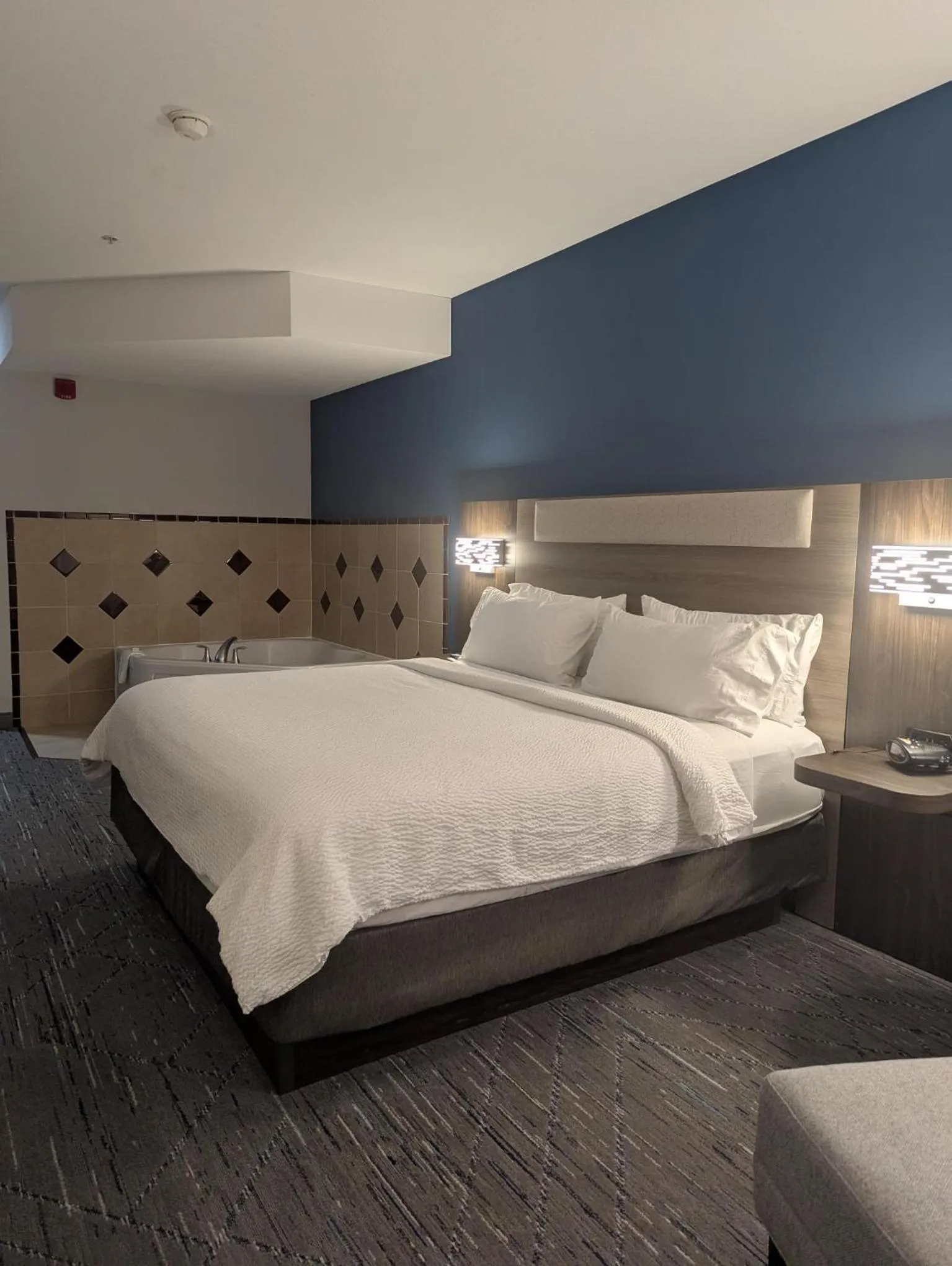 Bedroom, Bed in Holiday Inn Express Hotel & Suites Loveland by IHG