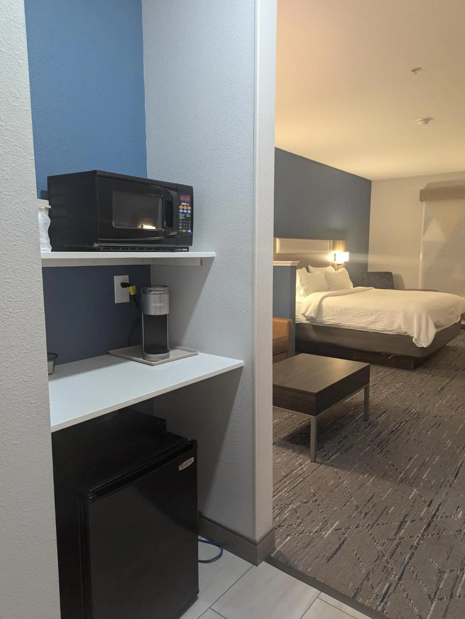 Coffee/tea facilities, Bed in Holiday Inn Express Hotel & Suites Loveland by IHG