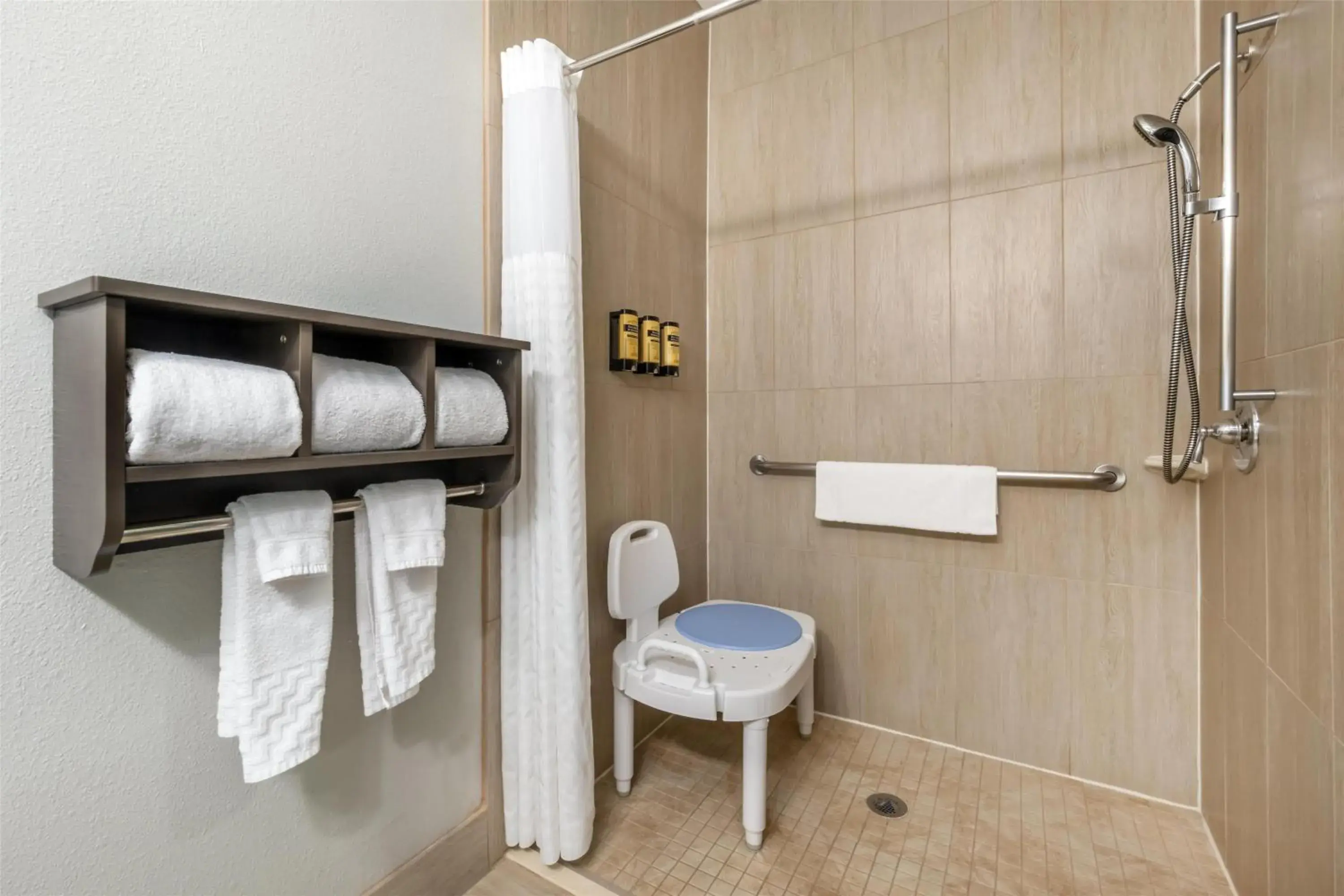 King Room with Roll-In Shower - Disability Access in Hotel Liberal by IHG King Room with Roll-In Shower - Disability Access in Hotel Liberal by IHG