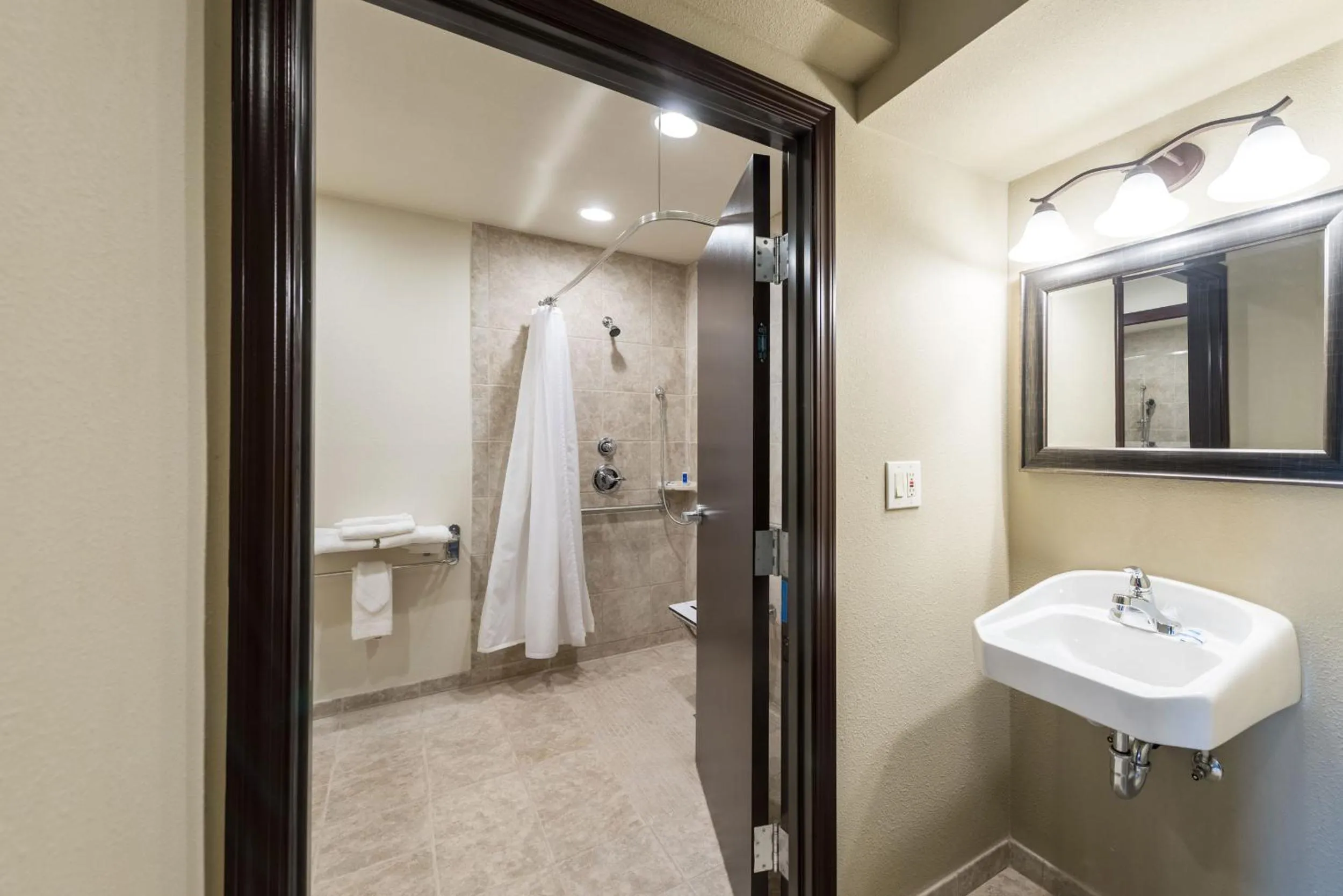 Bathroom in Rodeway Inn & Suites Portland - Jantzen Beach