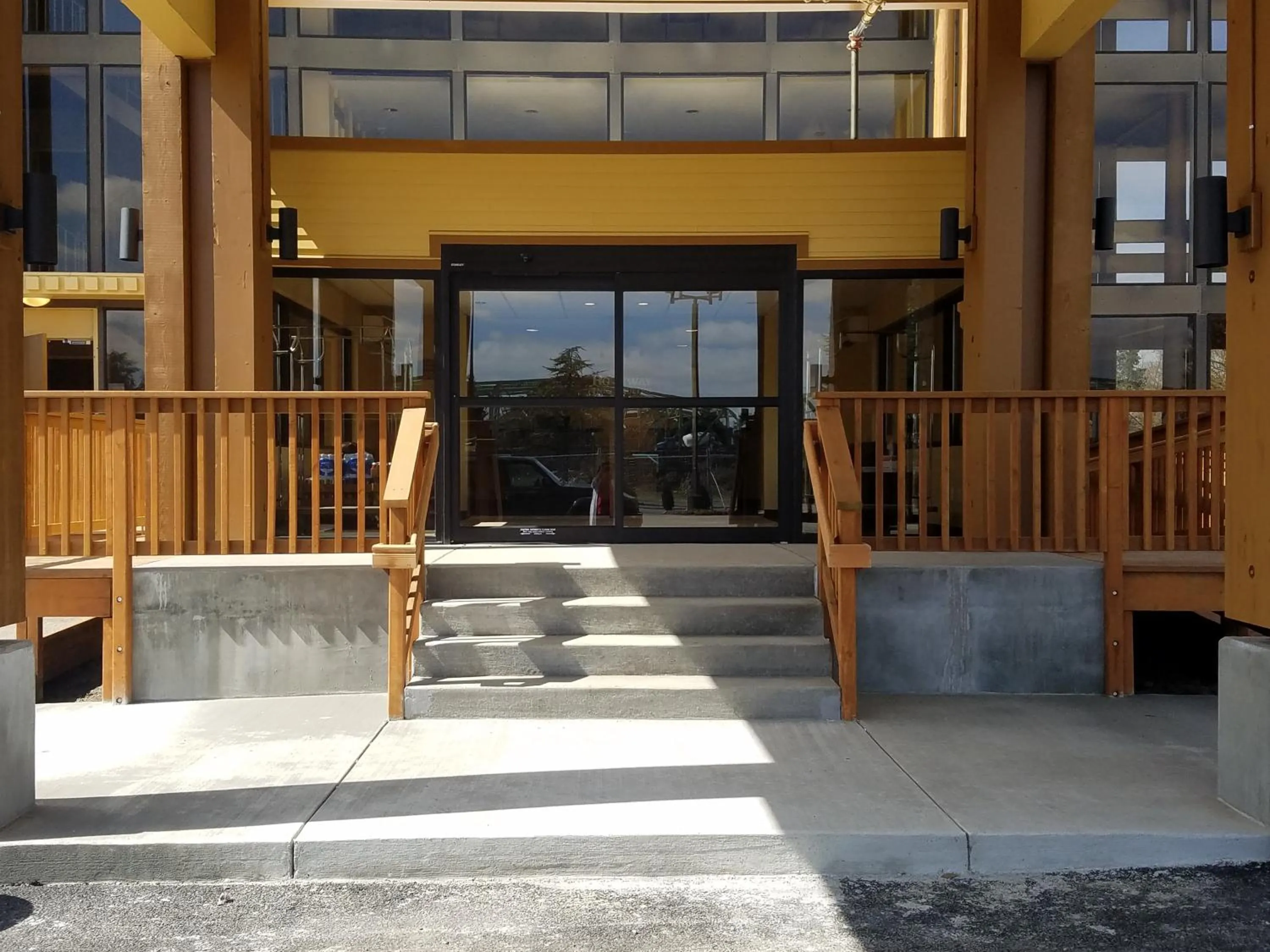 Facade/entrance in Rodeway Inn & Suites Portland - Jantzen Beach