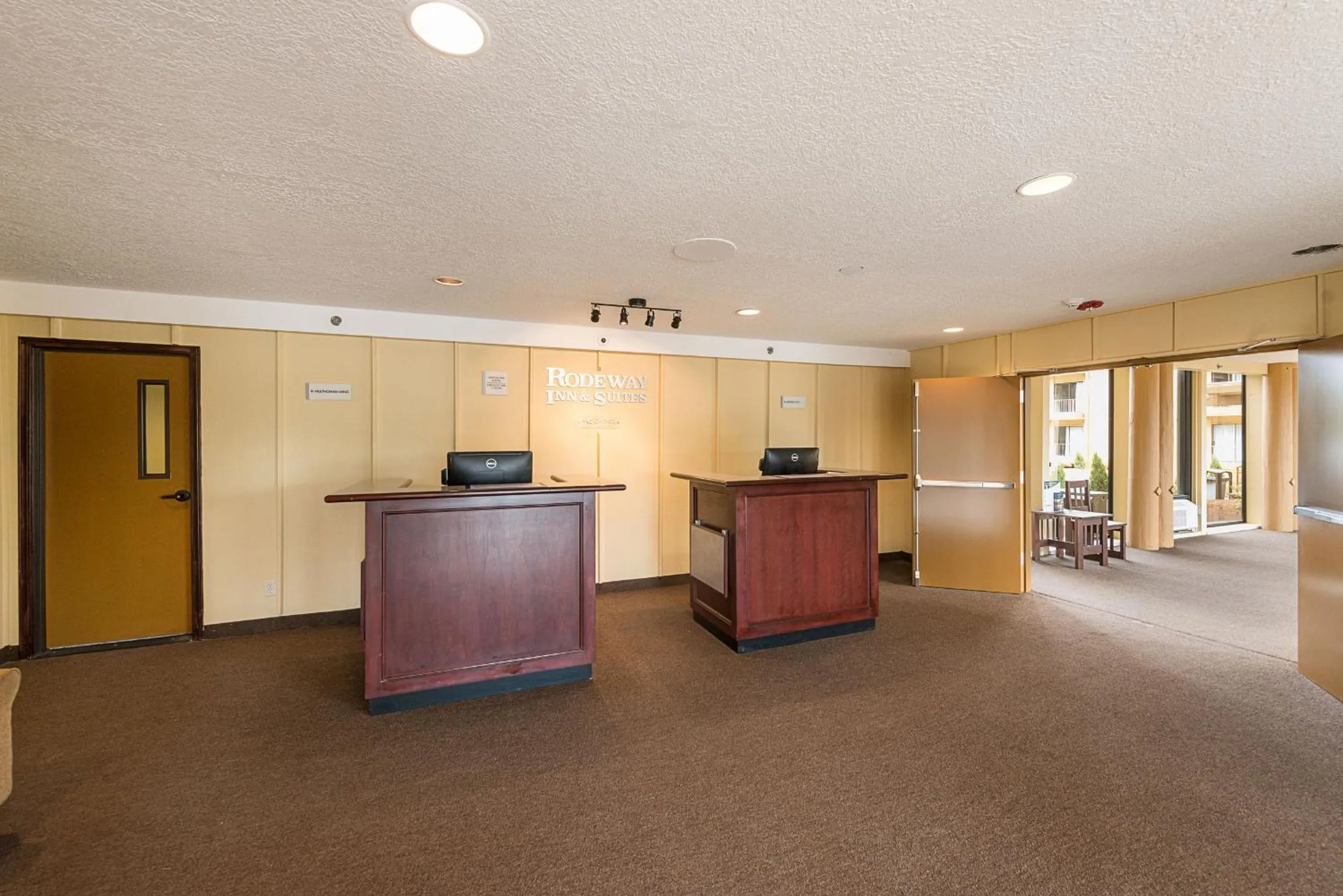 Lobby or reception in Rodeway Inn & Suites Portland - Jantzen Beach