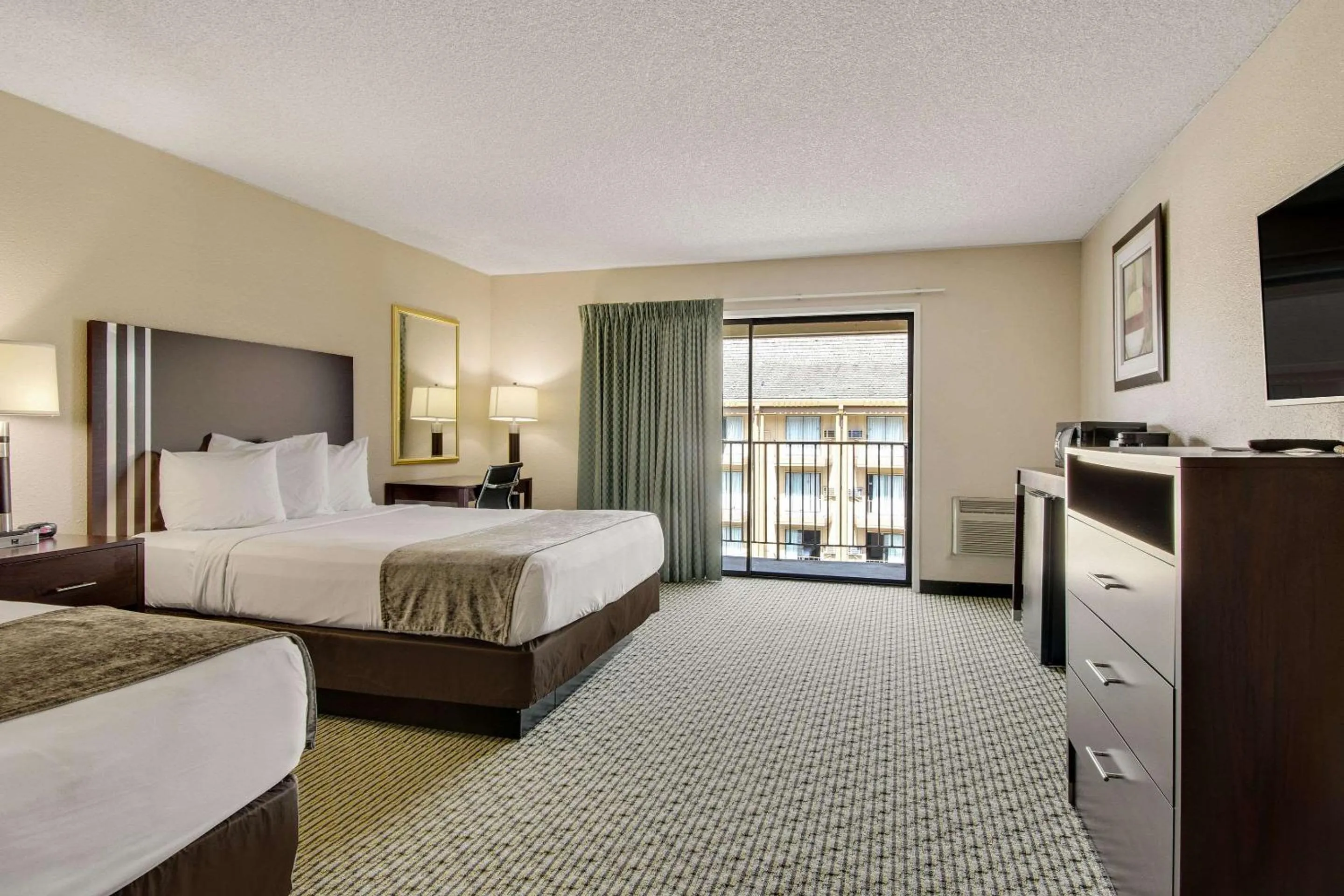 Bedroom in Rodeway Inn & Suites Portland - Jantzen Beach