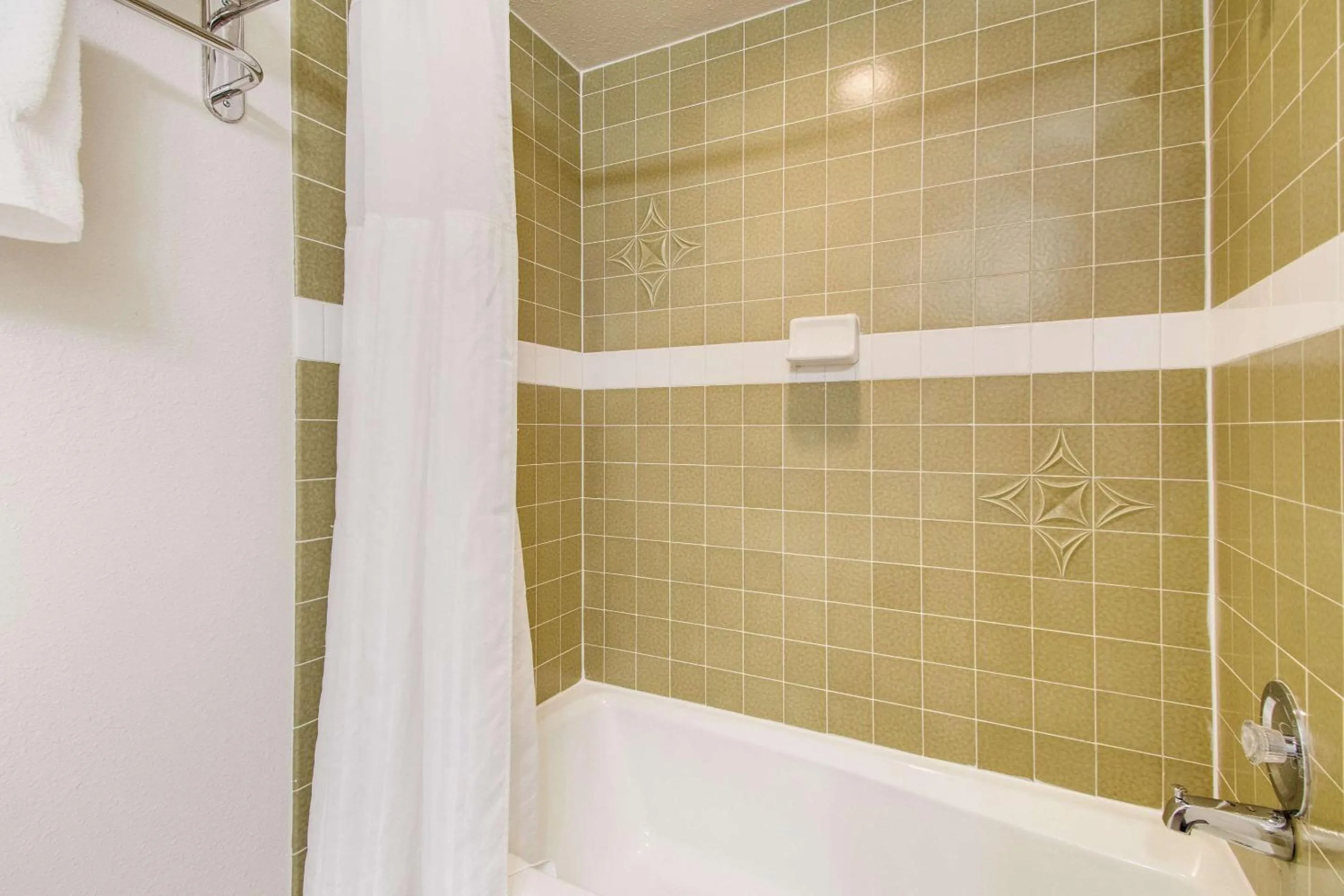 Bathroom in Rodeway Inn & Suites Portland - Jantzen Beach