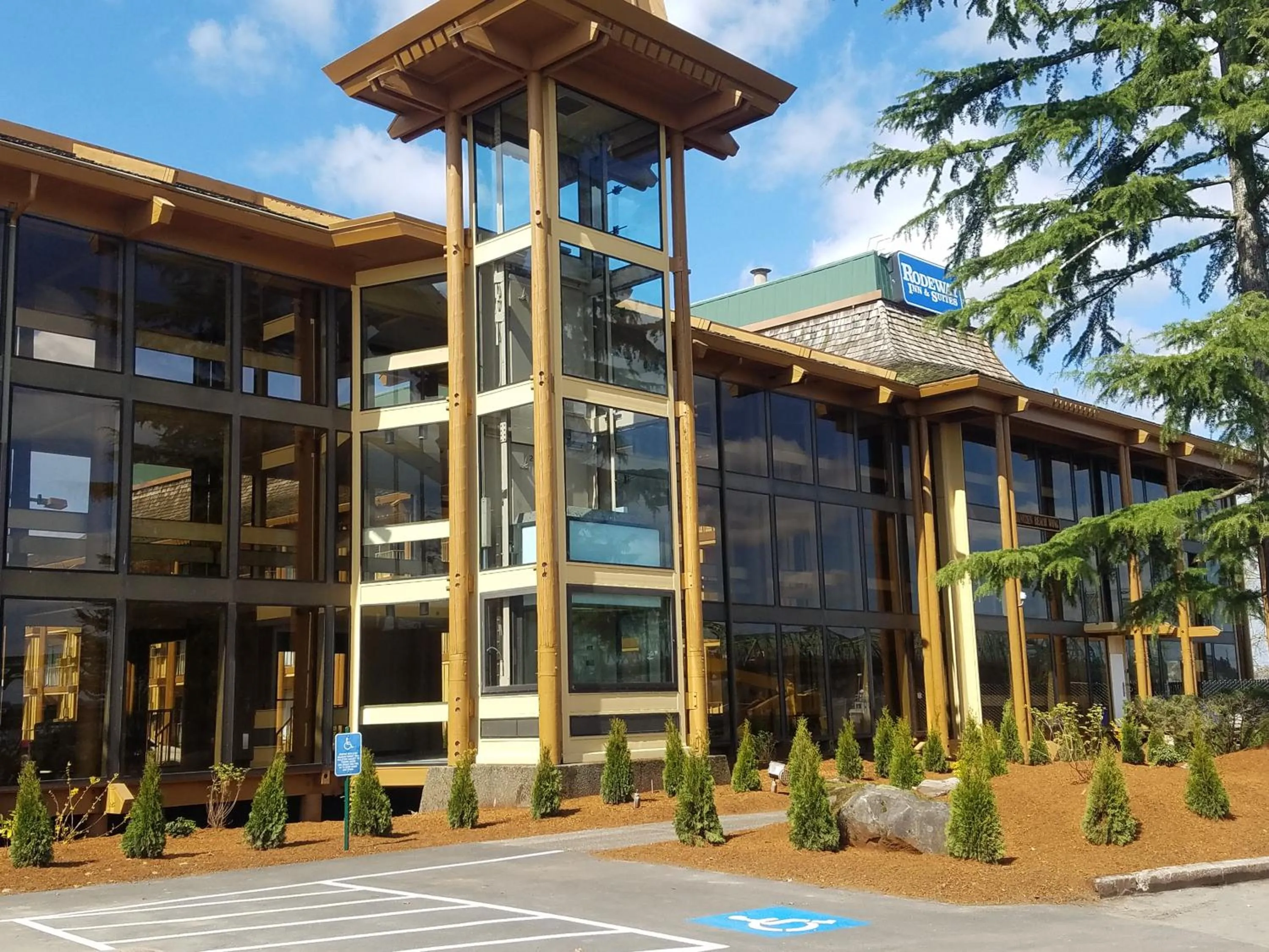 Facade/entrance in Rodeway Inn & Suites Portland - Jantzen Beach