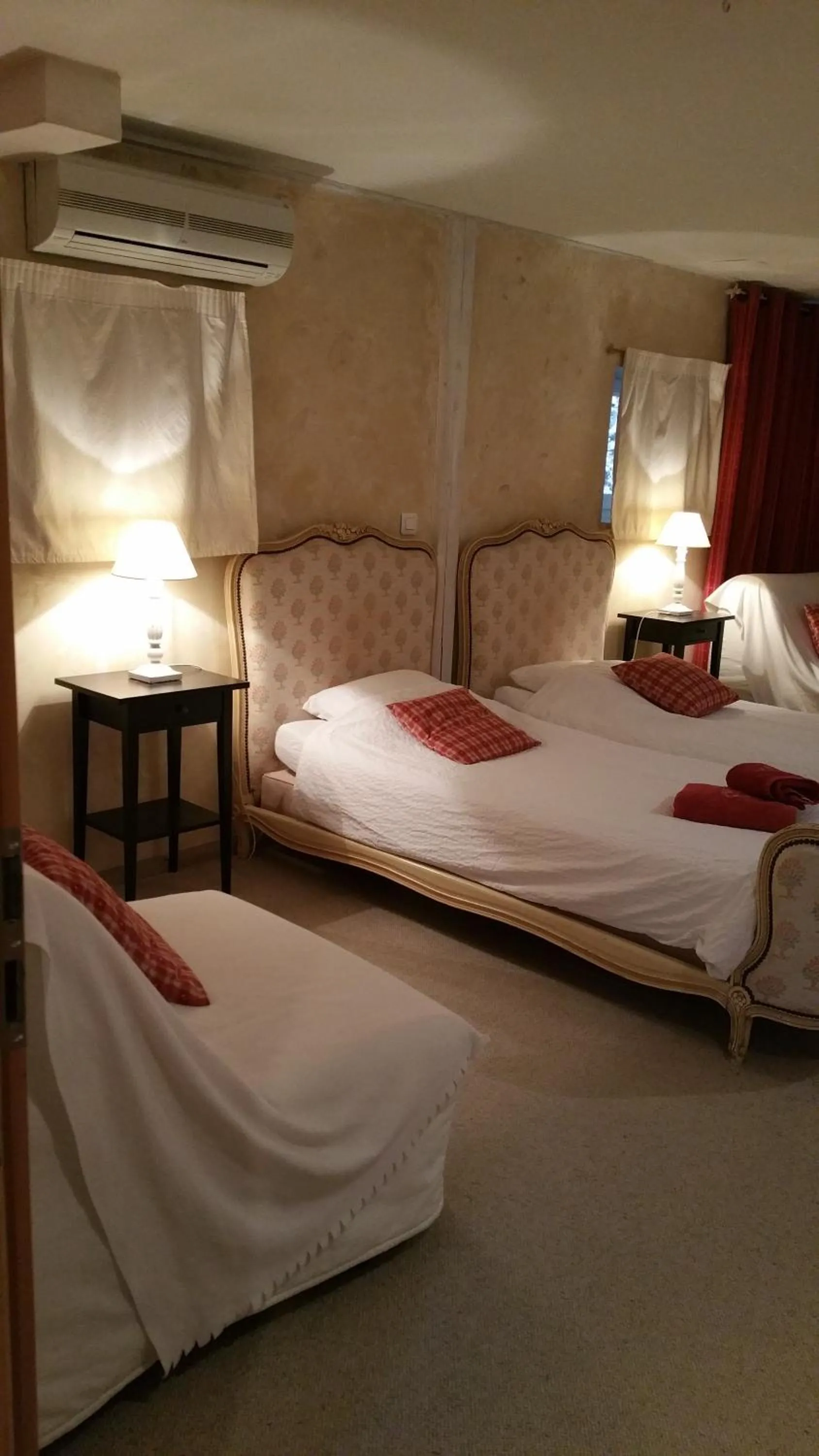 Classic Quadruple Room in Chambres touristiques La Cour Des Hôtes