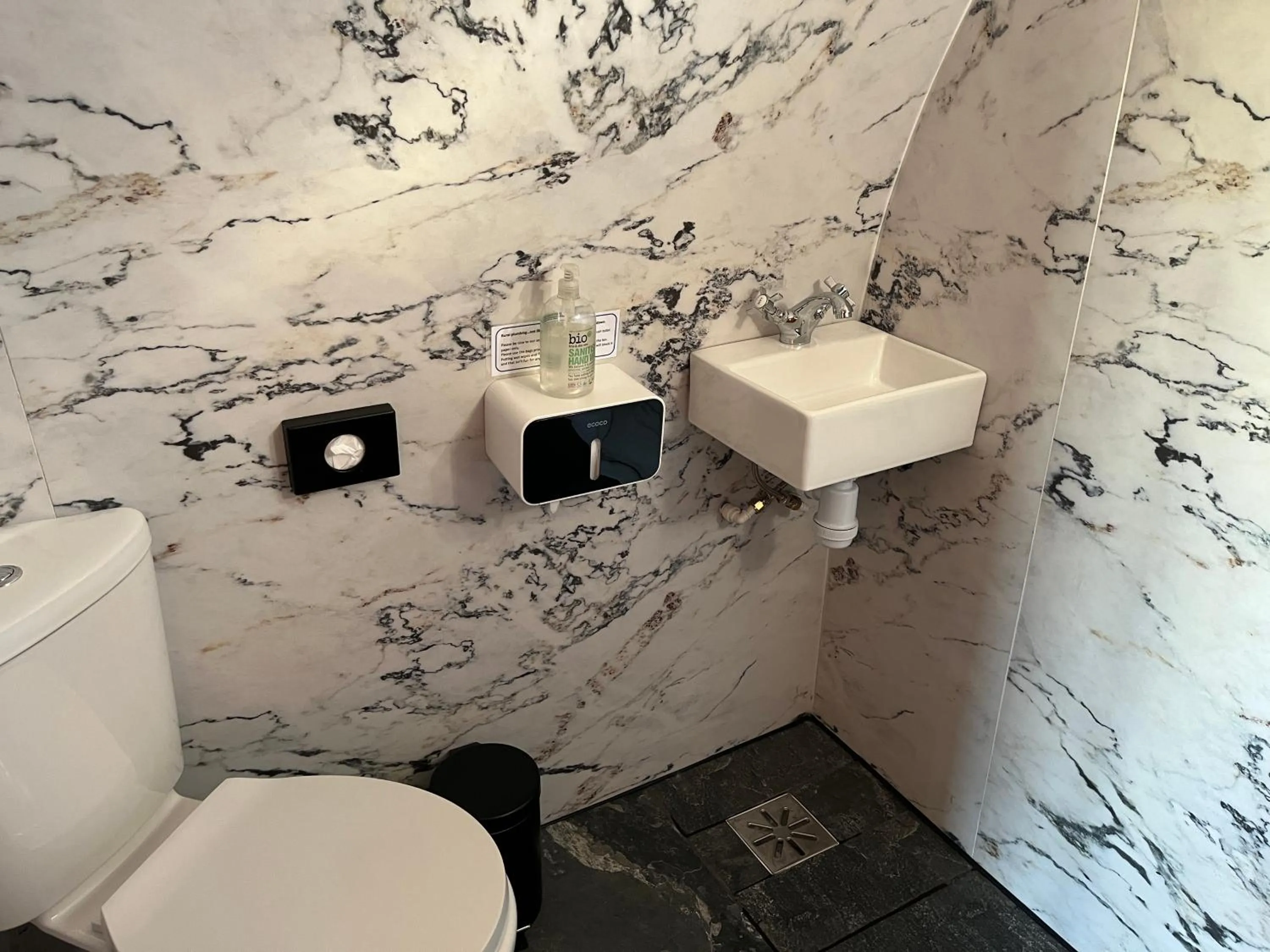 Shower in Manor Farm Stay