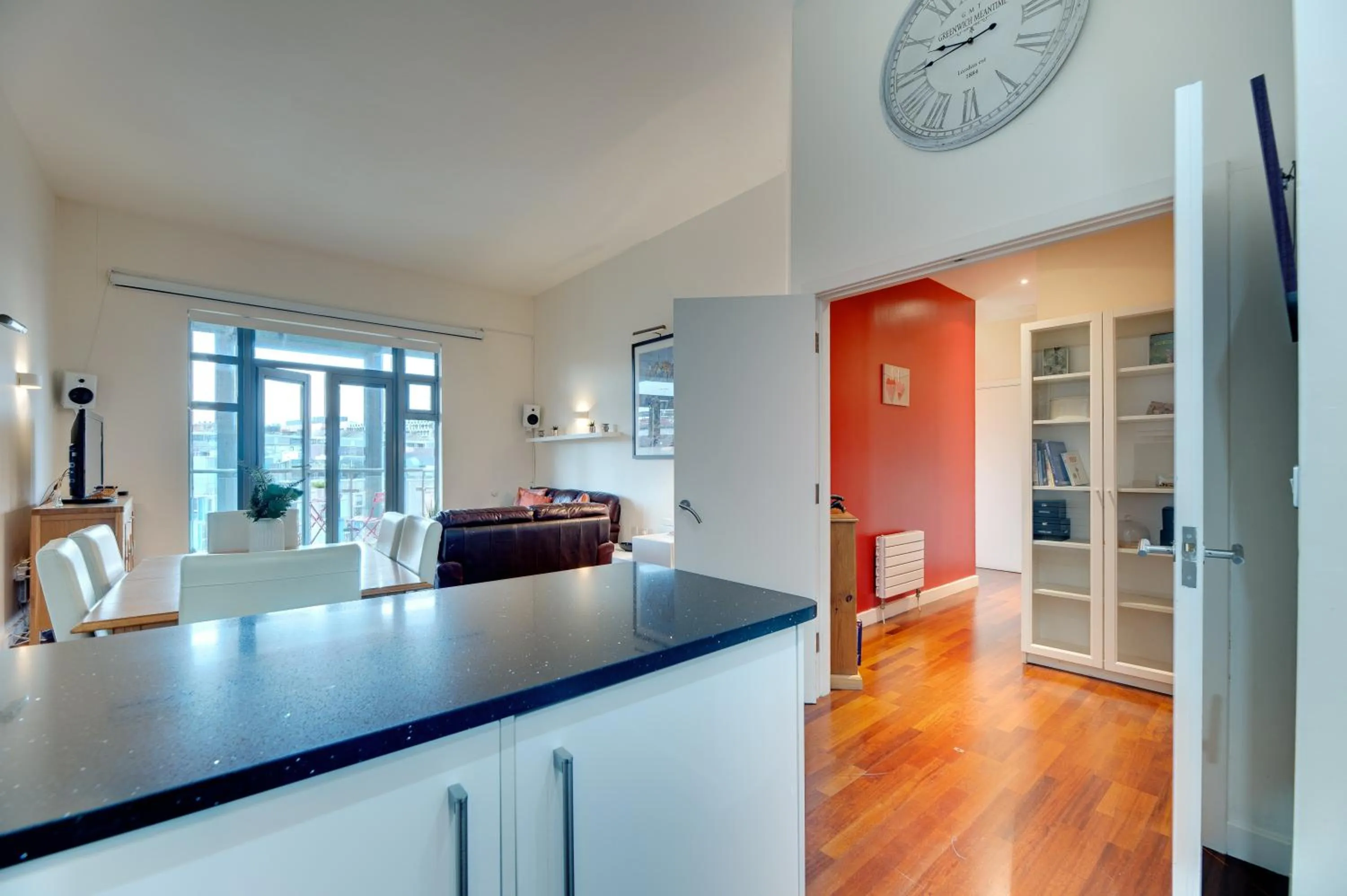 Dining area in Week2week Fantastic 1 Bed Apartment Newcastle Centre