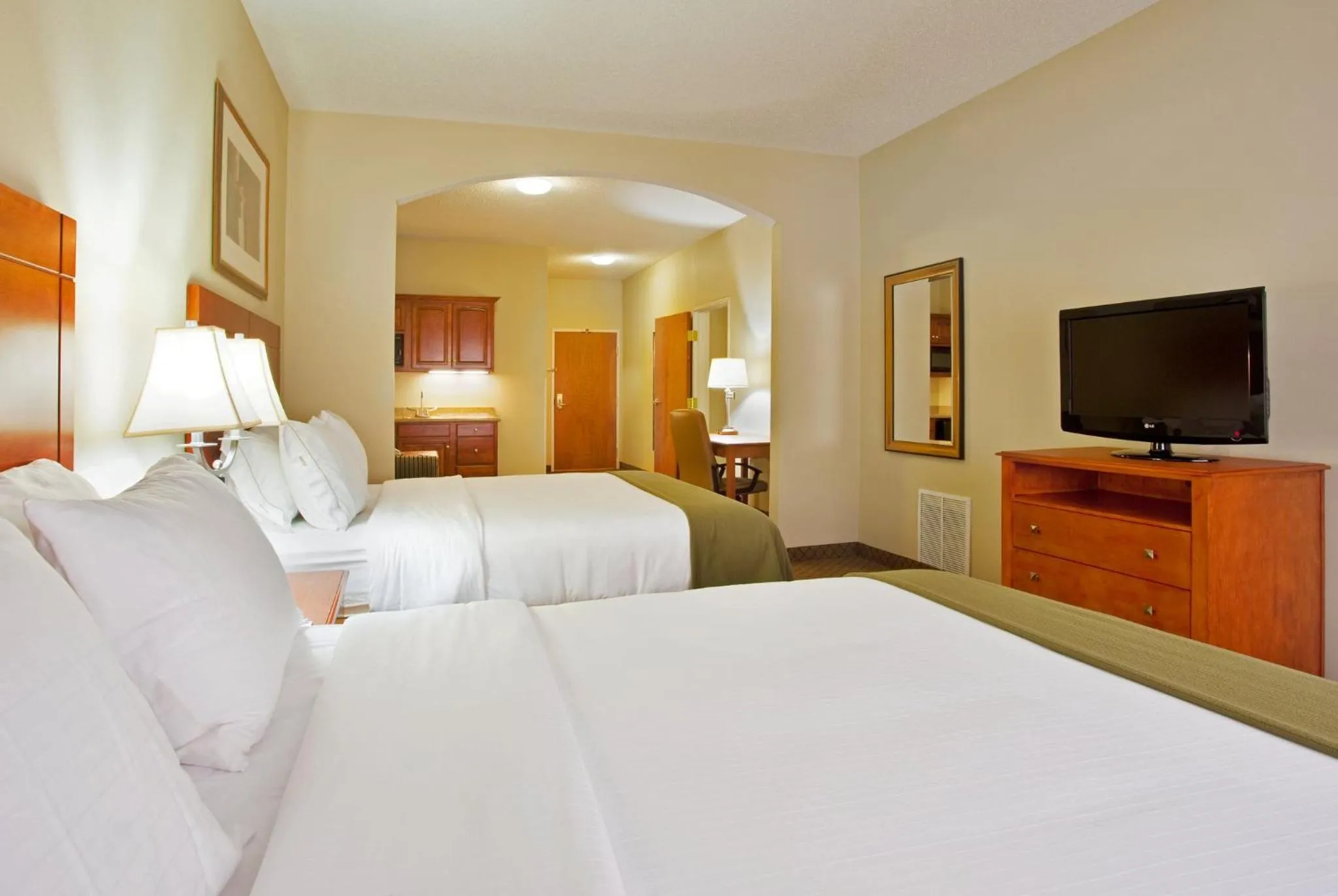 Photo of the whole room, Bed in Holiday Inn Express Hotel & Suites Goshen by IHG