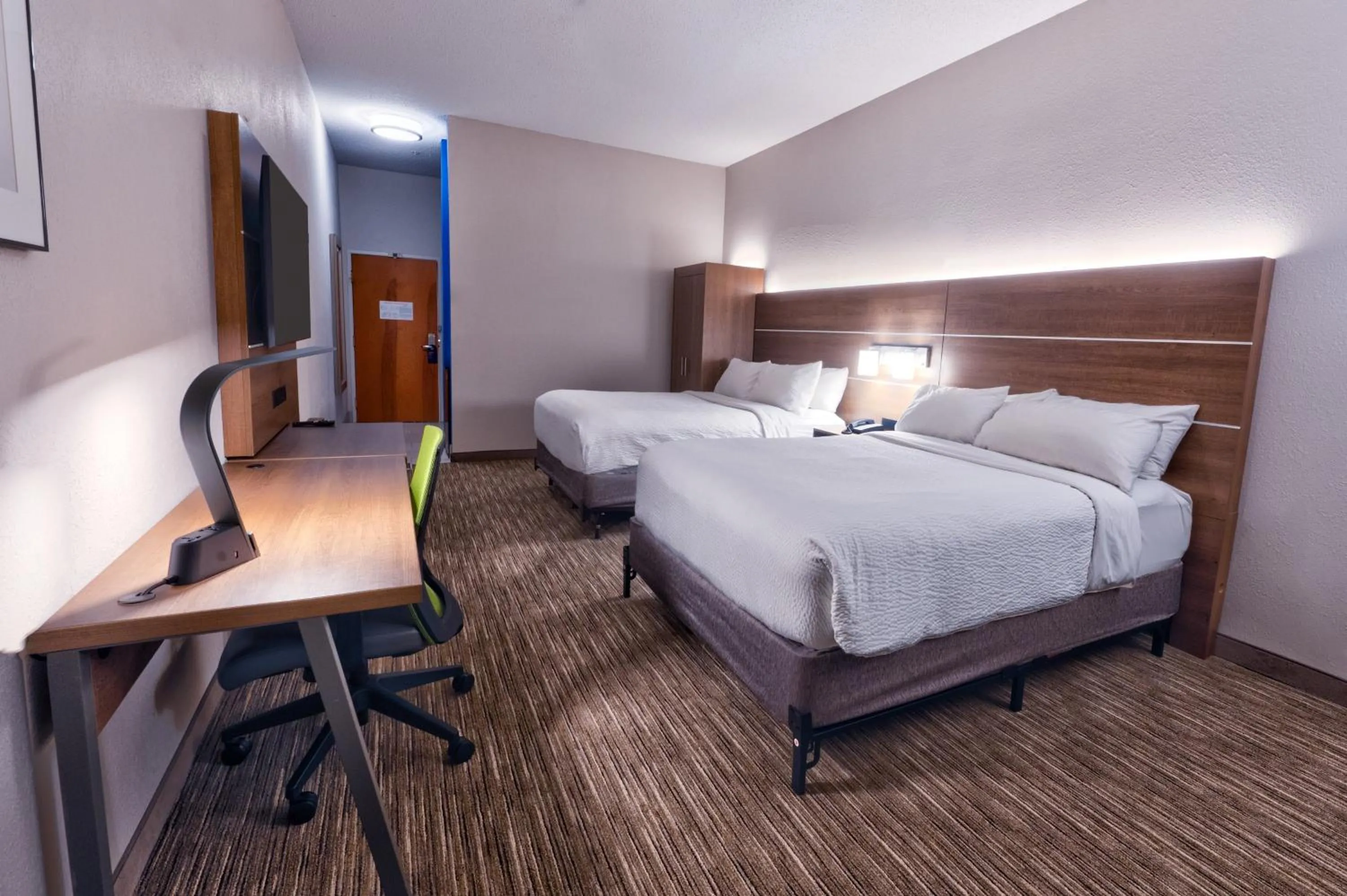 Photo of the whole room, Bed in Holiday Inn Express Hotel & Suites Goshen by IHG