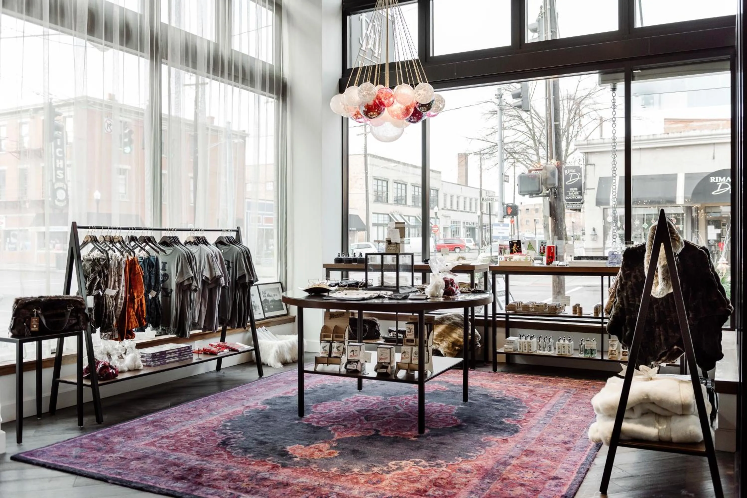 On-site shops in Hotel Covington Cincinnati Riverfront