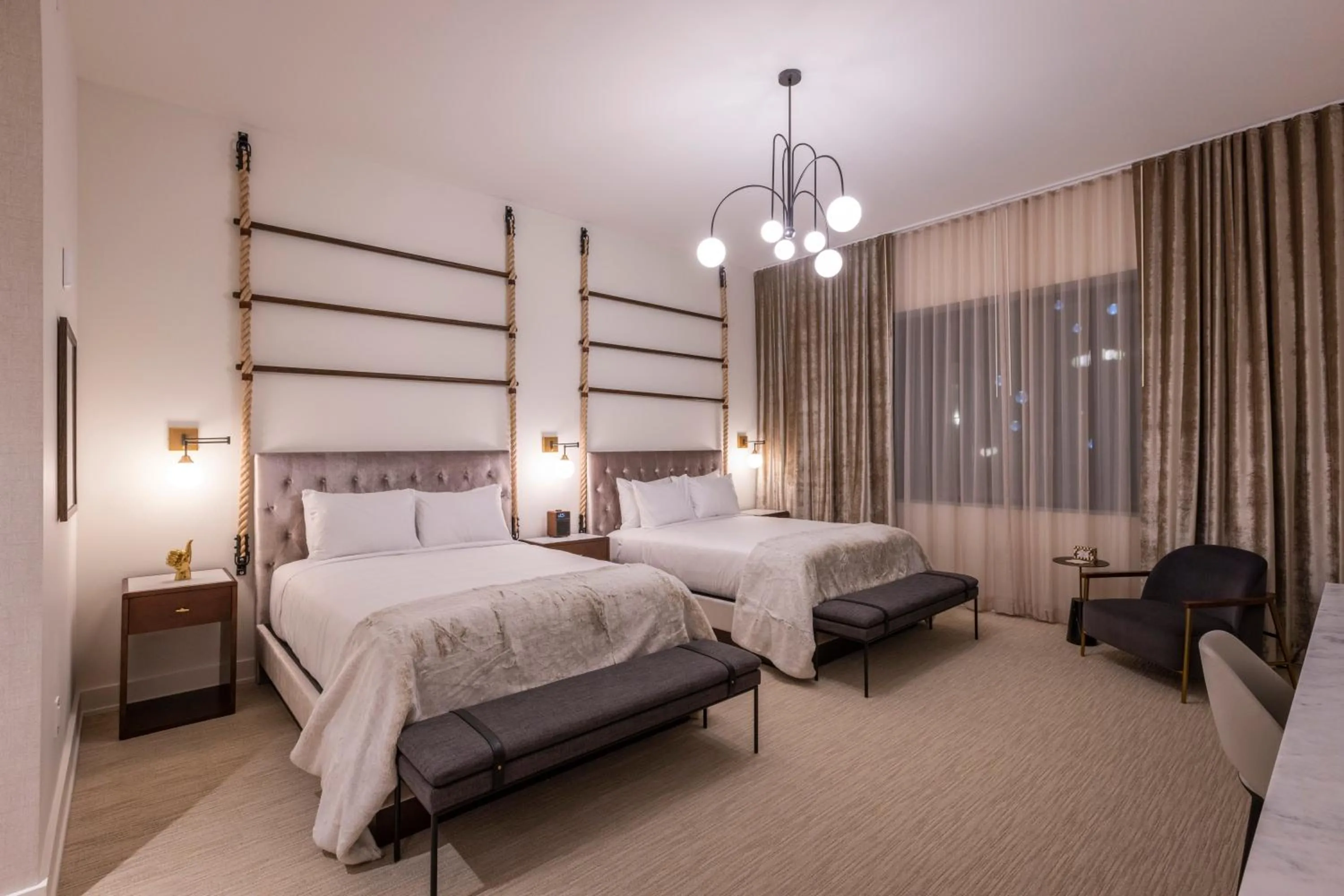 Bed in Hotel Covington Cincinnati Riverfront