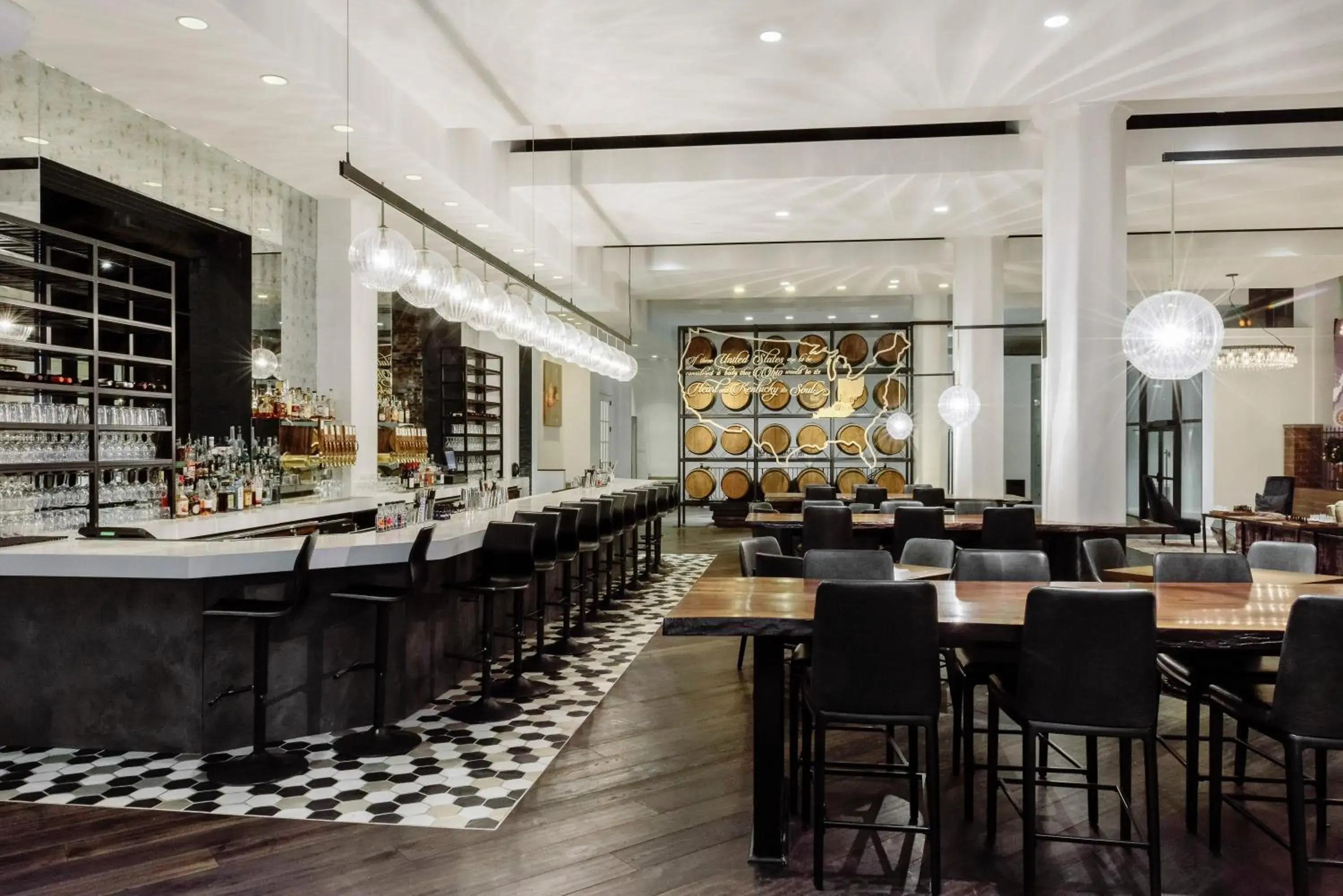 Lounge or bar in Hotel Covington Cincinnati Riverfront Lounge or bar in Hotel Covington Cincinnati Riverfront