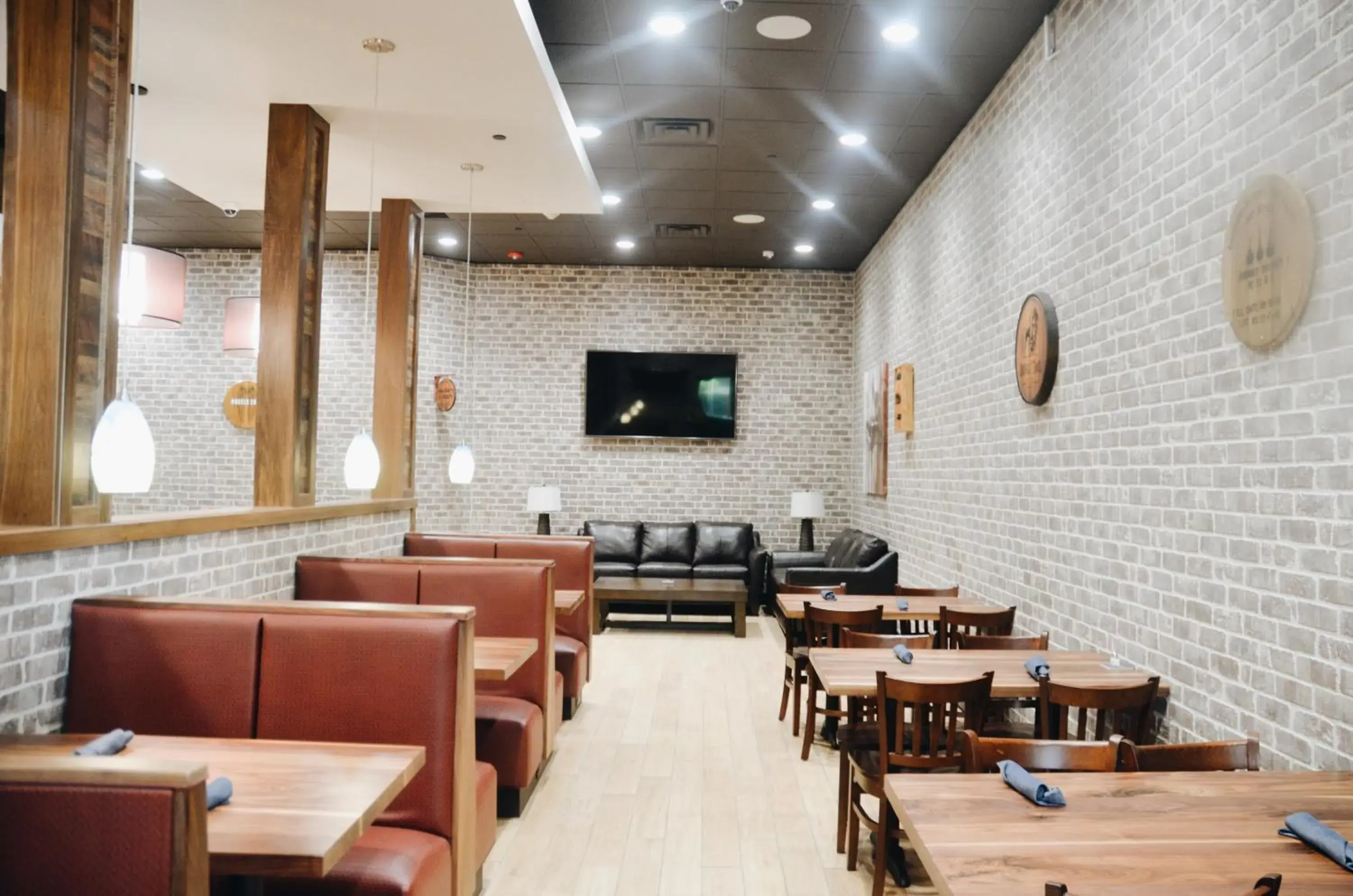 Lounge or bar in Holiday Inn Lumberton by IHG Lounge or bar in Holiday Inn Lumberton by IHG