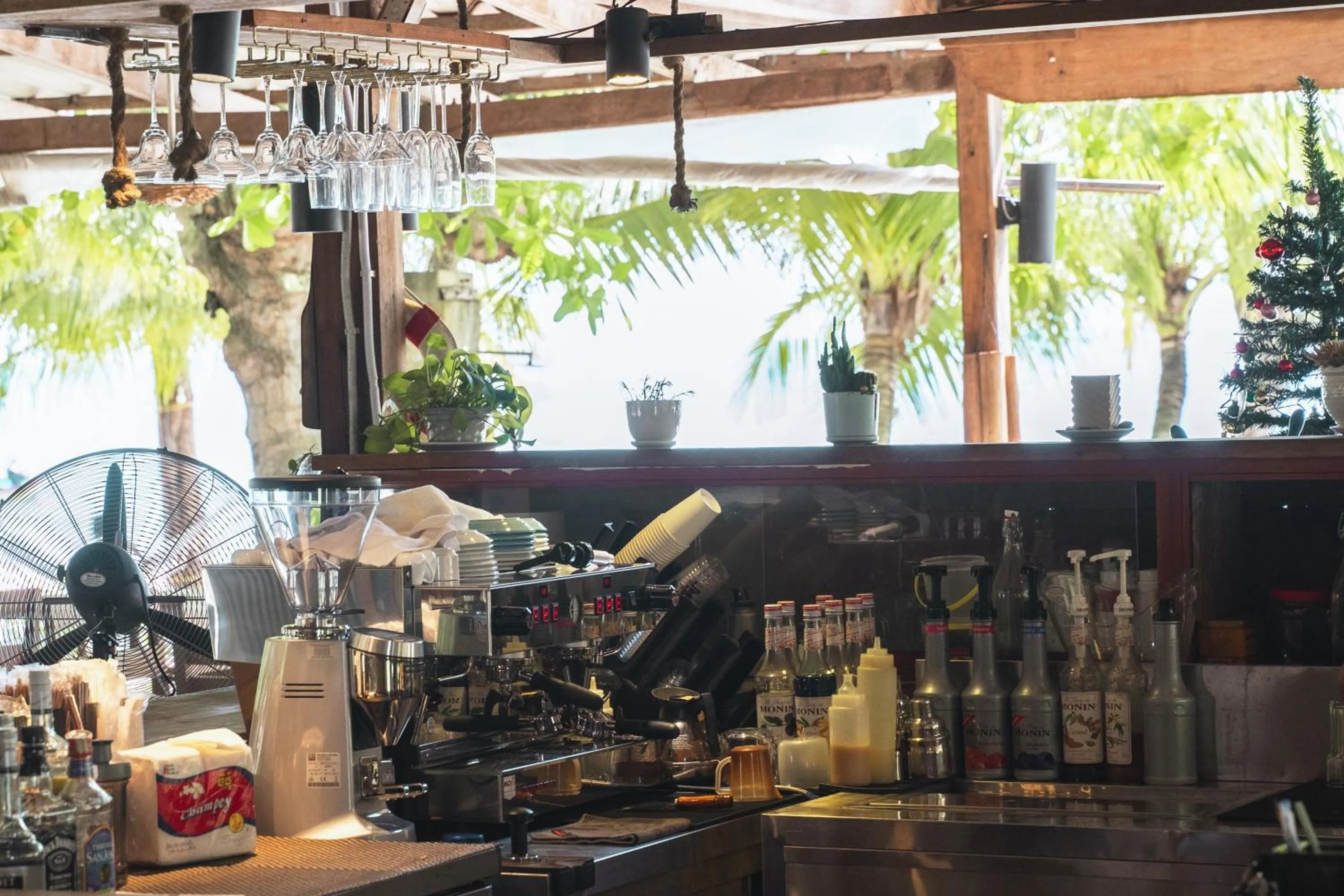 Restaurant/places to eat in Long Set Resort