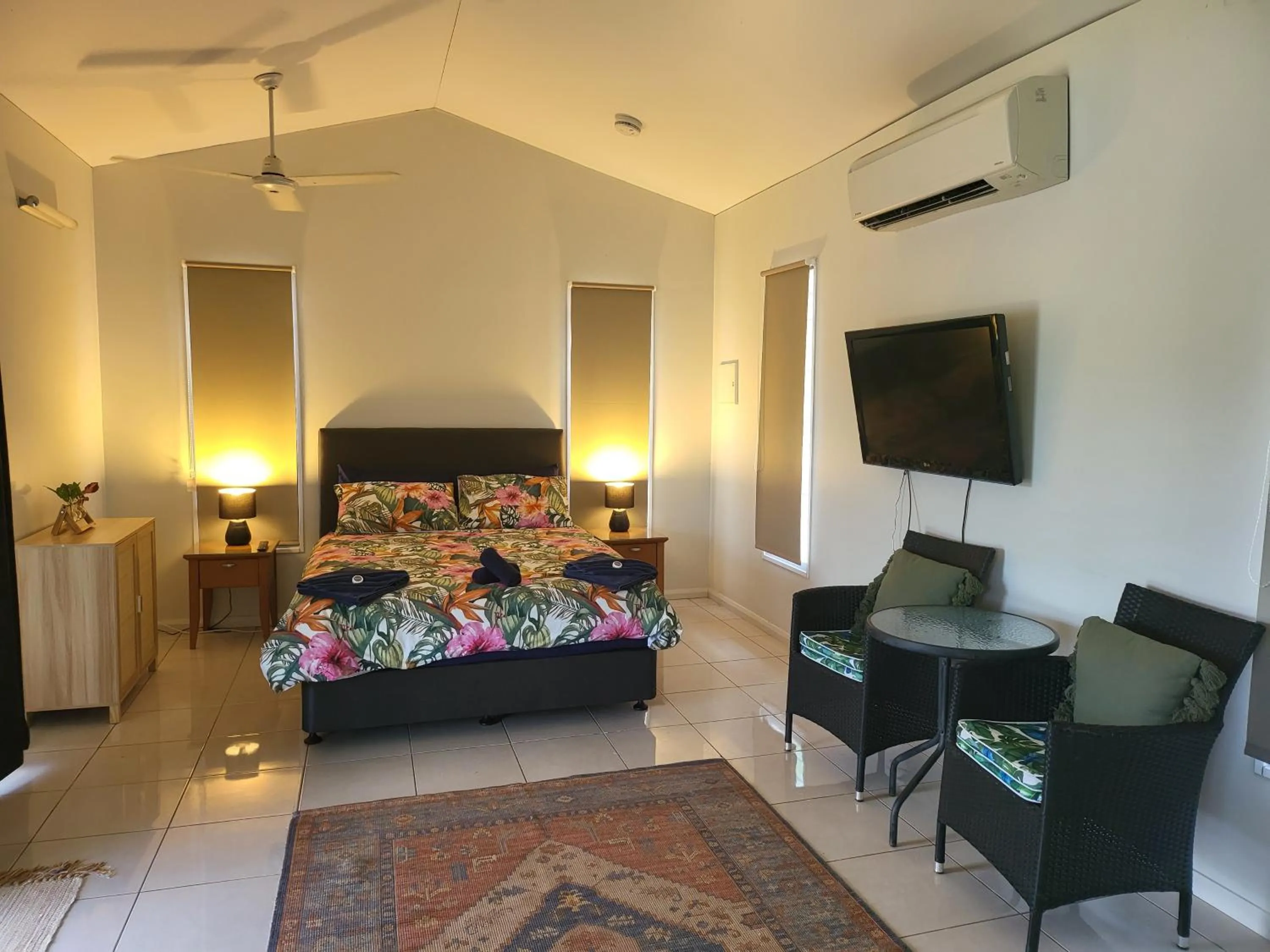 Property building, Bed in AAOK Lakes Resort and Caravan Park