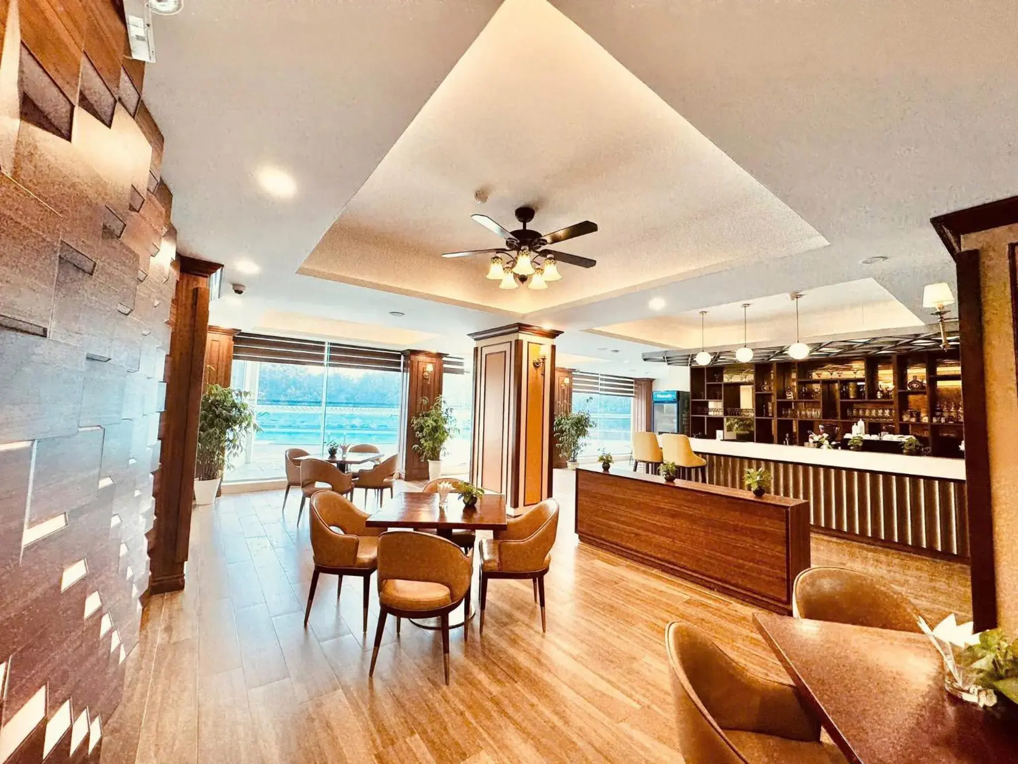 Lounge or bar in Muong Thanh Grand Phuong Dong Lounge or bar in Muong Thanh Grand Phuong Dong