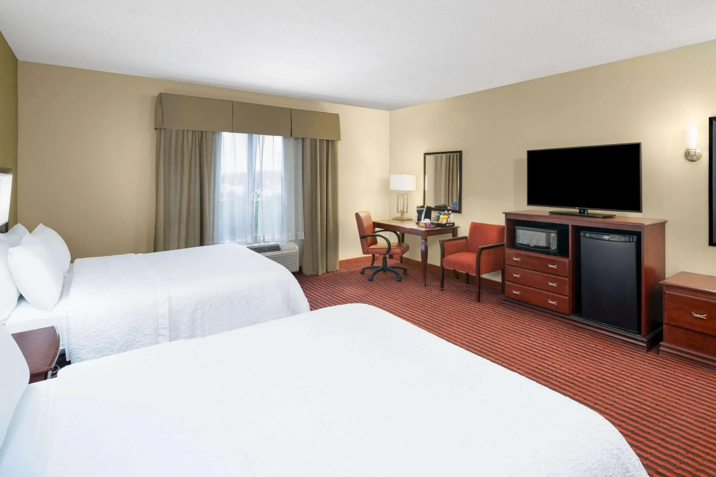 Bedroom, Bed in Hampton Inn Covington Bedroom, Bed in Hampton Inn Covington