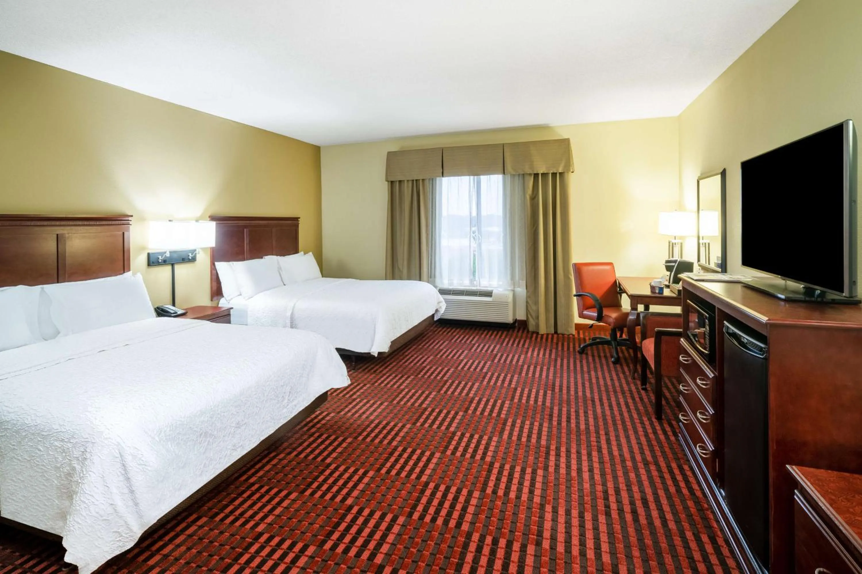 Bed in Hampton Inn Covington