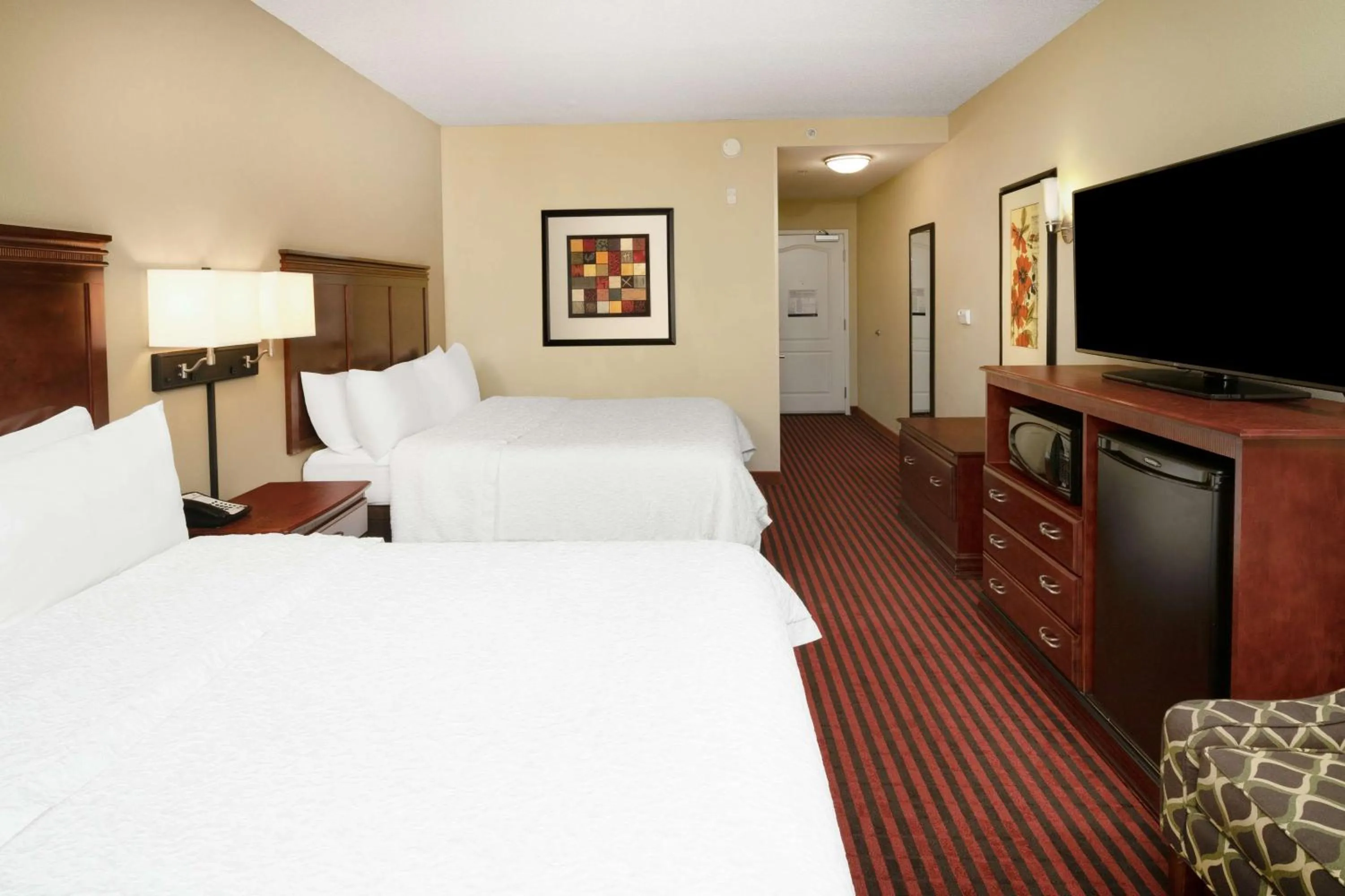 Bedroom, Bed in Hampton Inn Covington