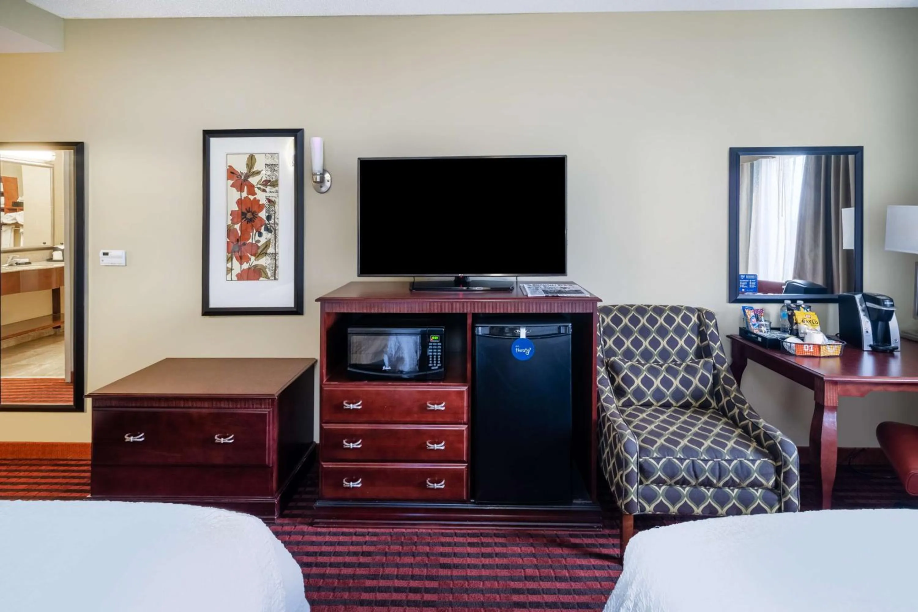 Bedroom, Bed in Hampton Inn Covington