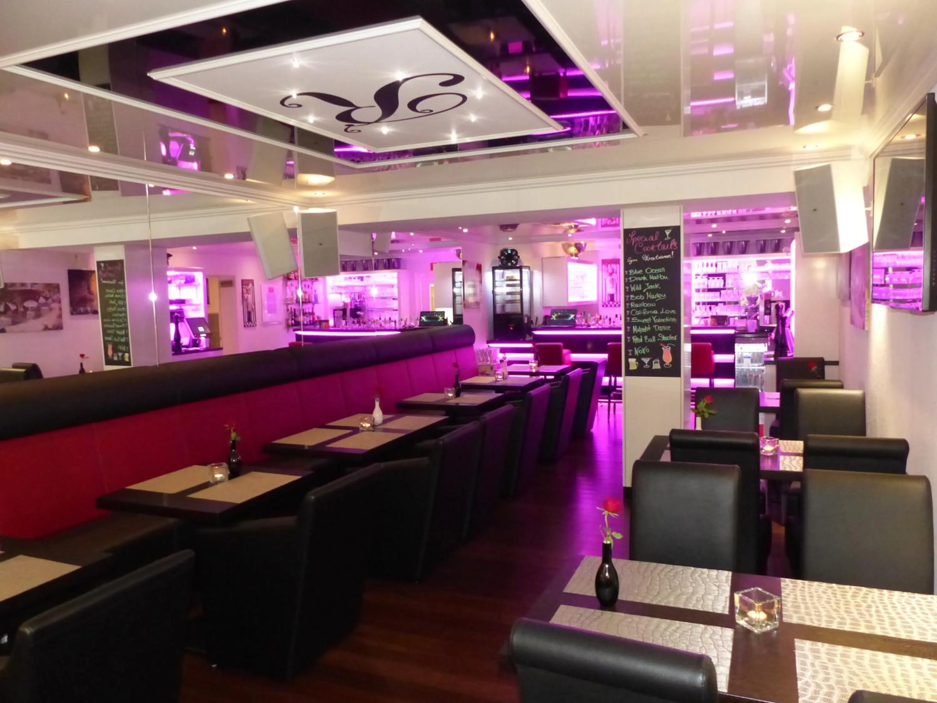 Restaurant/places to eat in Aparthotel C'est la vie