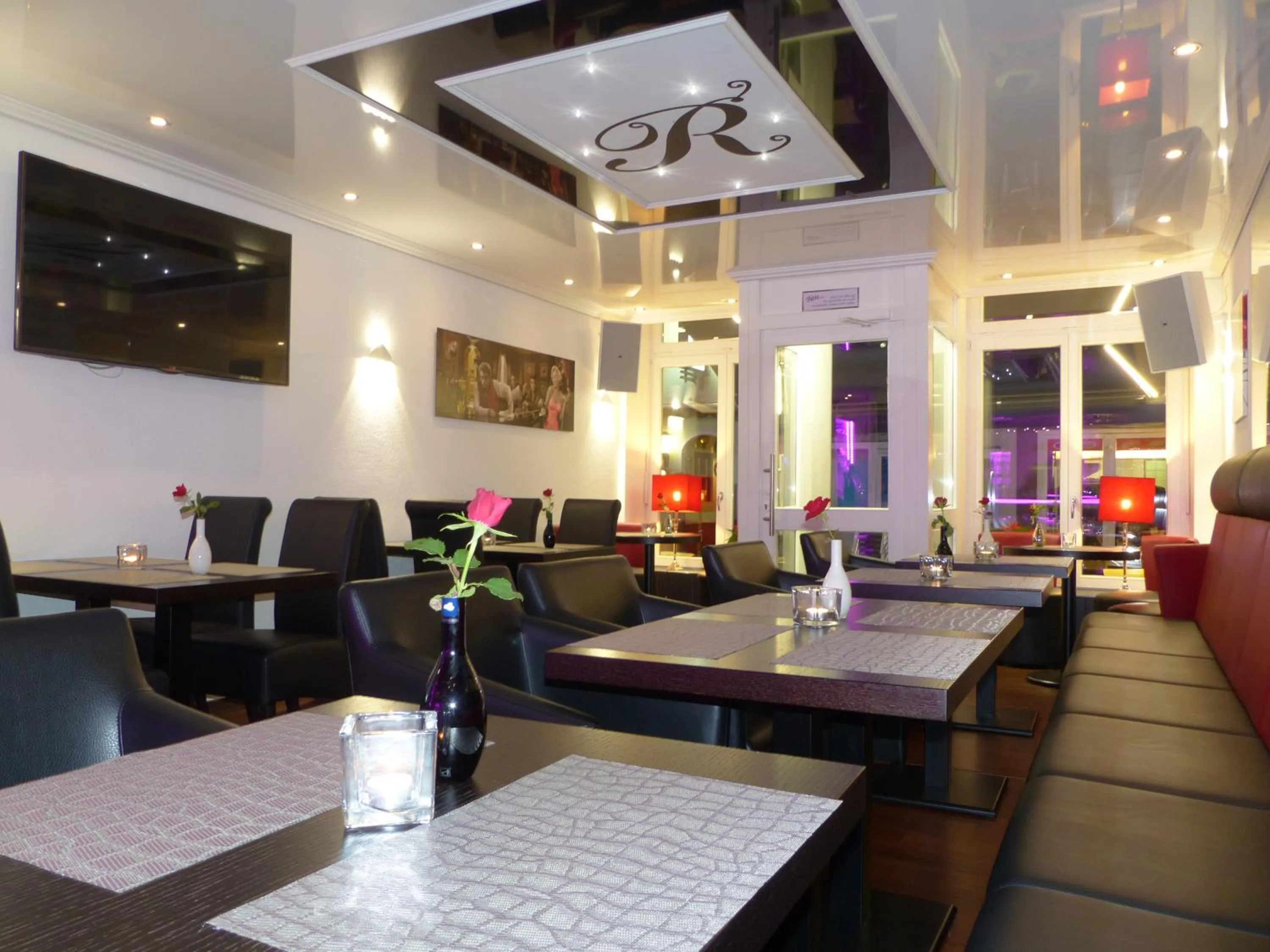 Restaurant/places to eat in Aparthotel C'est la vie