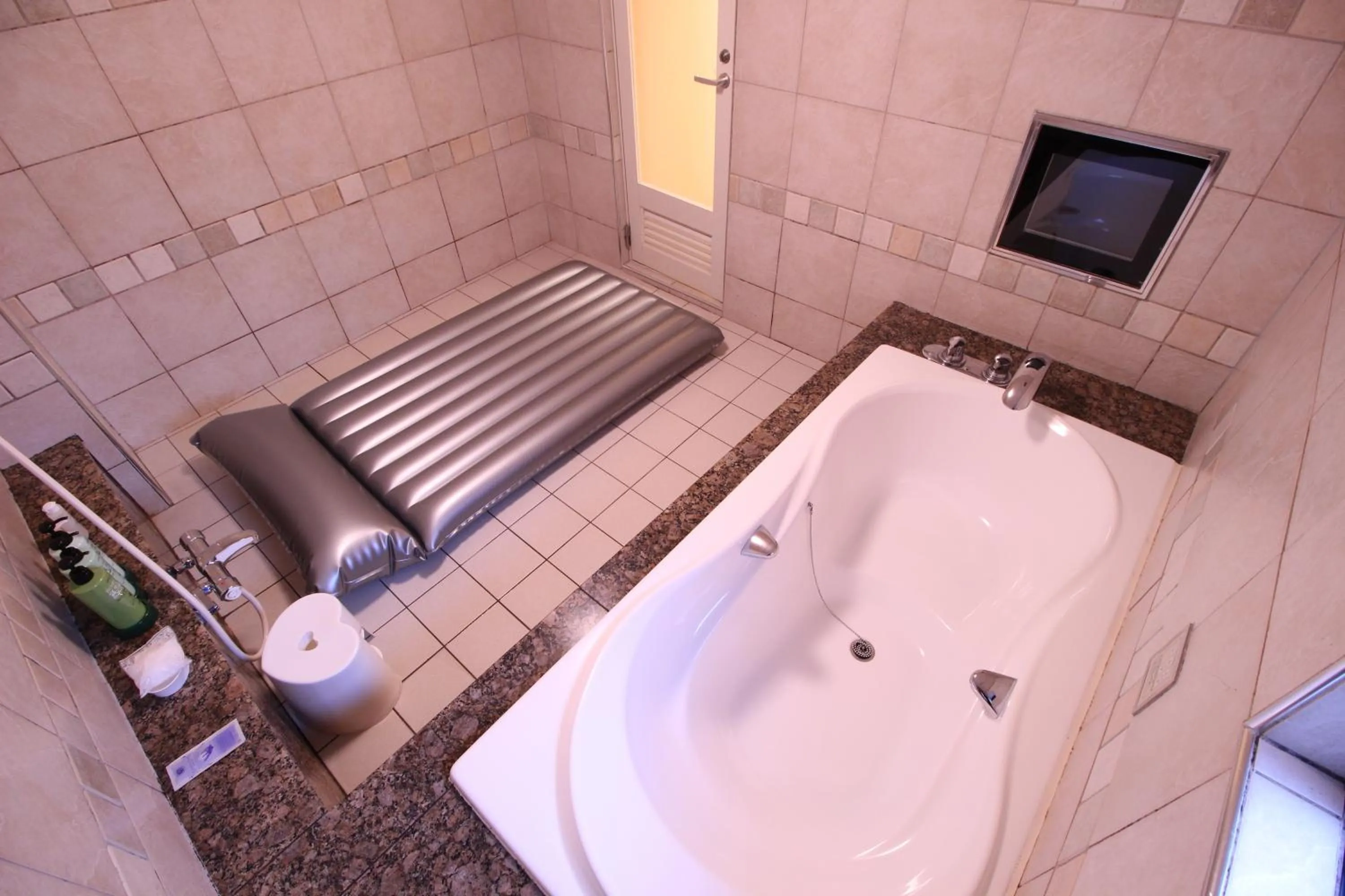 Shower in HOTEL ATLAS Shinkabukicho (Adult Only)