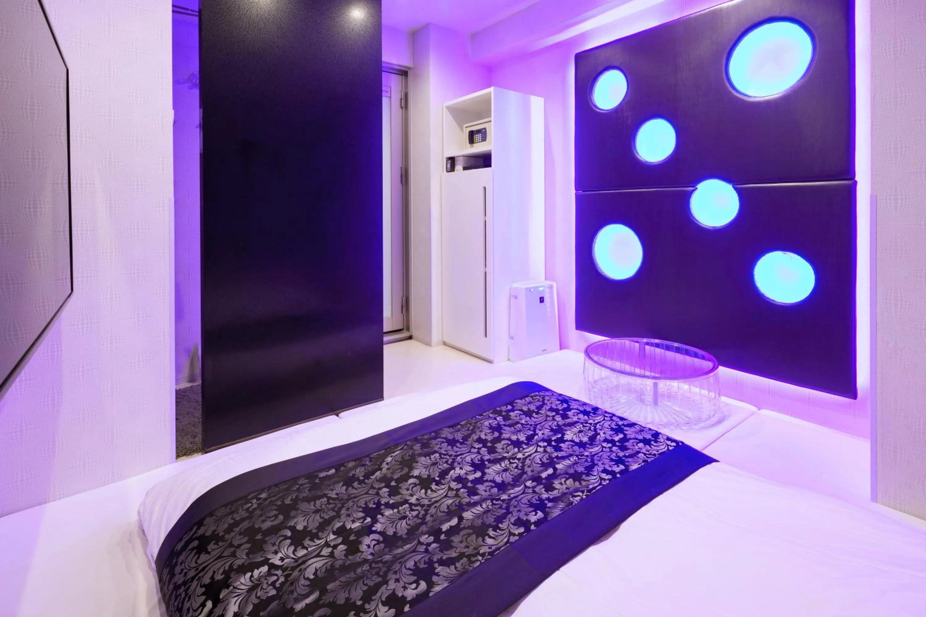 Photo of the whole room, Bed in HOTEL THE HOTEL SHINJUKU (Adult Only)