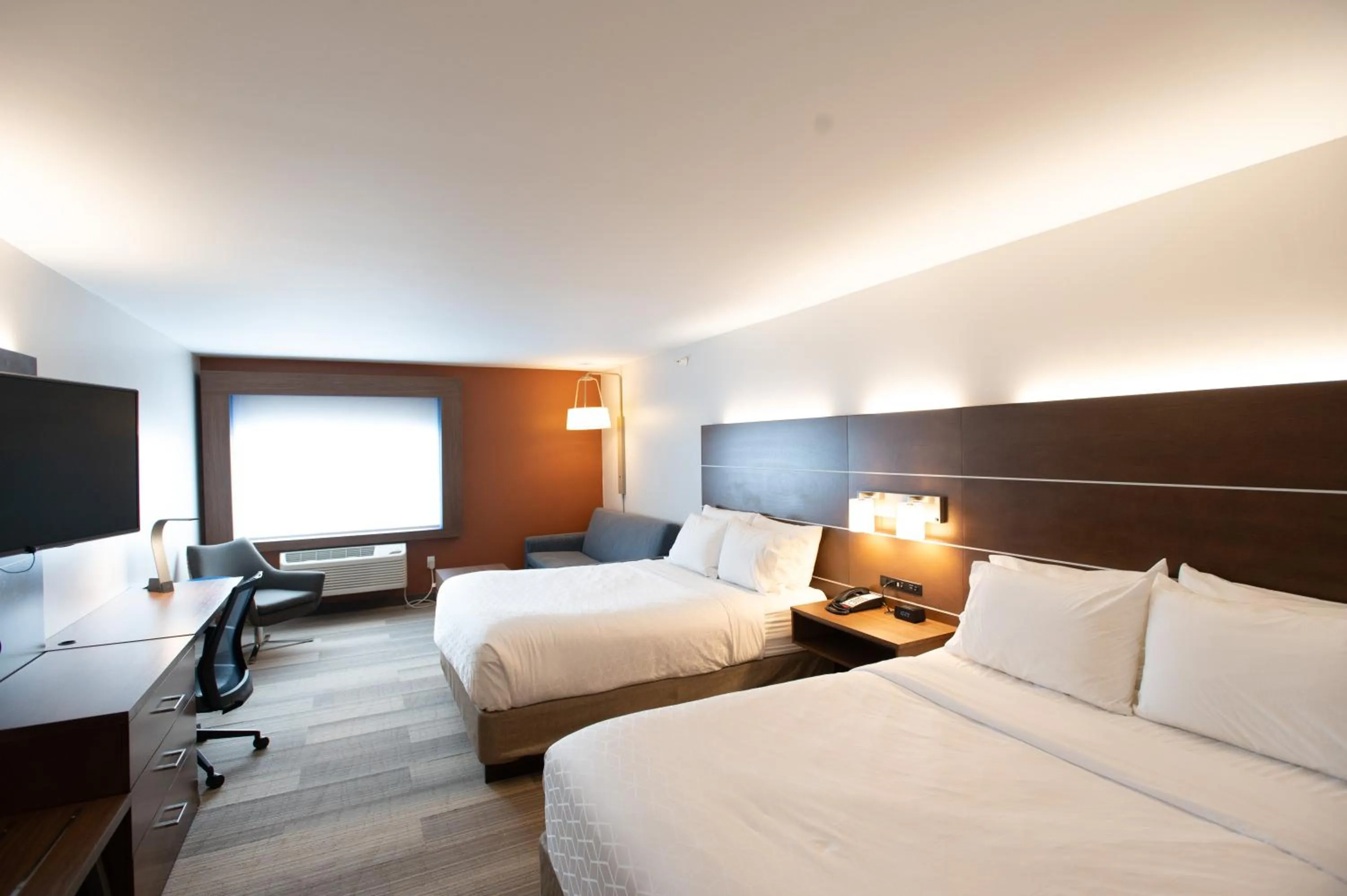 Bed in Holiday Inn Express Houghton-Keweenaw by IHG