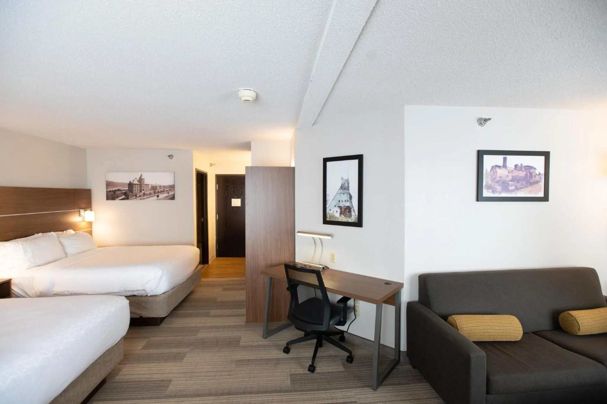 Photo of the whole room, Bed in Holiday Inn Express Houghton-Keweenaw by IHG
