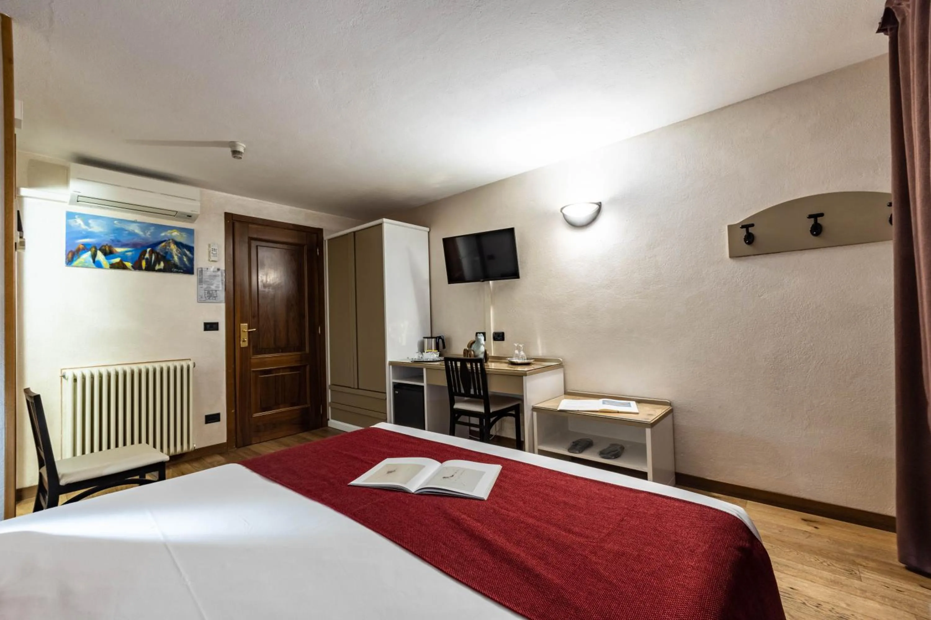 Bedroom, Bed in Hotel & Restaurant Le Charaban