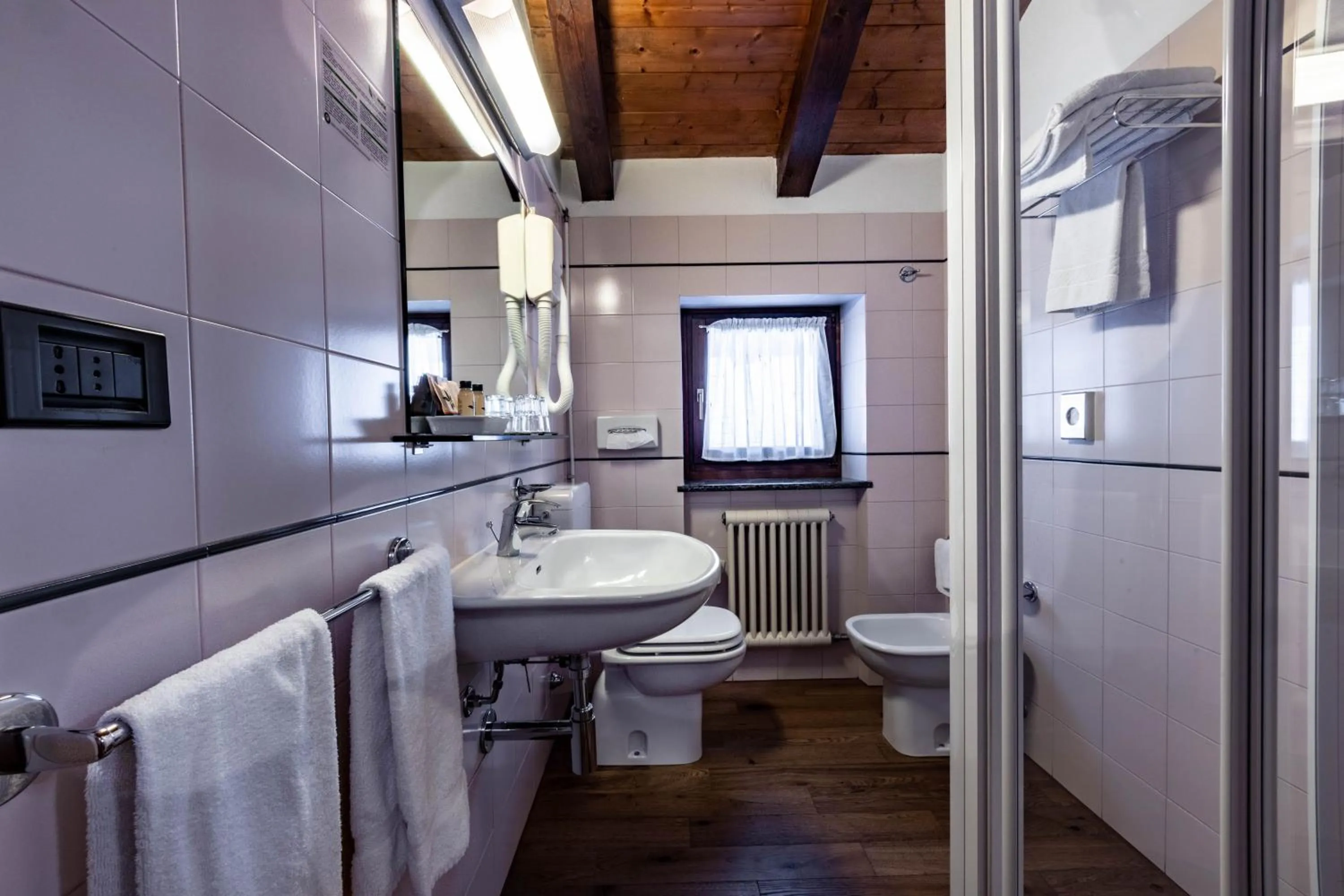 Bathroom in Hotel & Restaurant Le Charaban