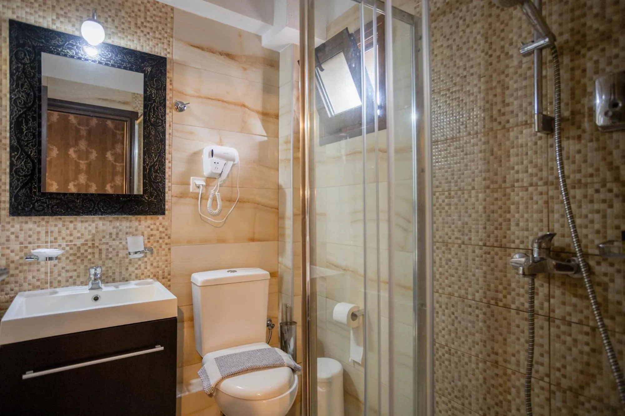 Shower in Toti Boutique Rooms