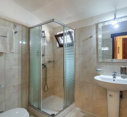 Shower in Toti Boutique Rooms