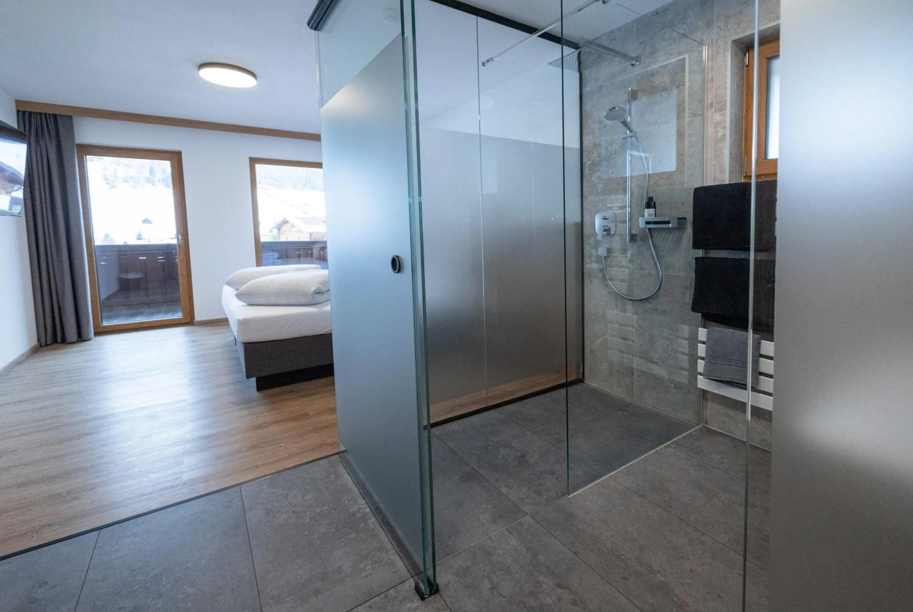 Shower, Bed in Hotel Steuxner