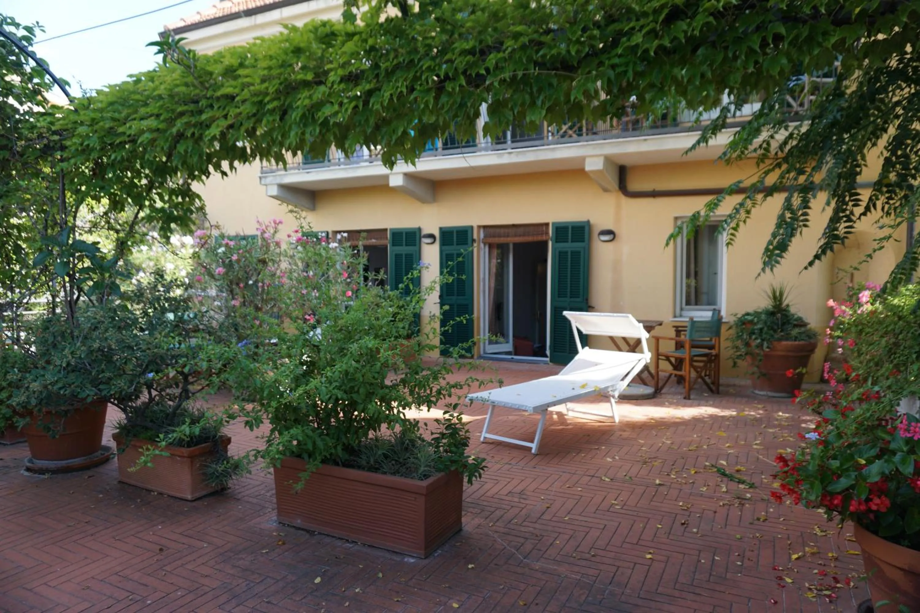 Patio in Hotel Beau Rivage