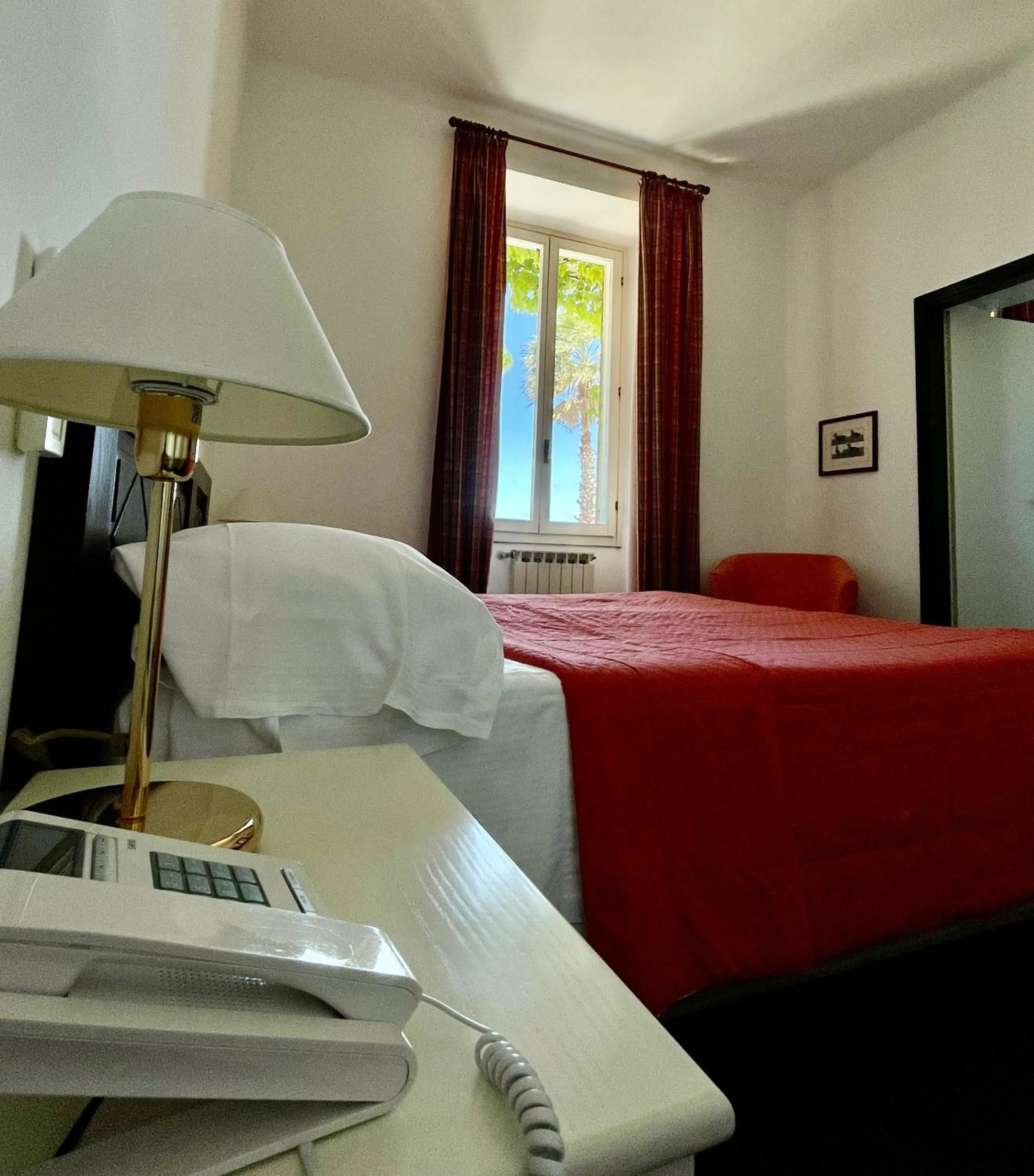 Bedroom, Bed in Hotel Beau Rivage