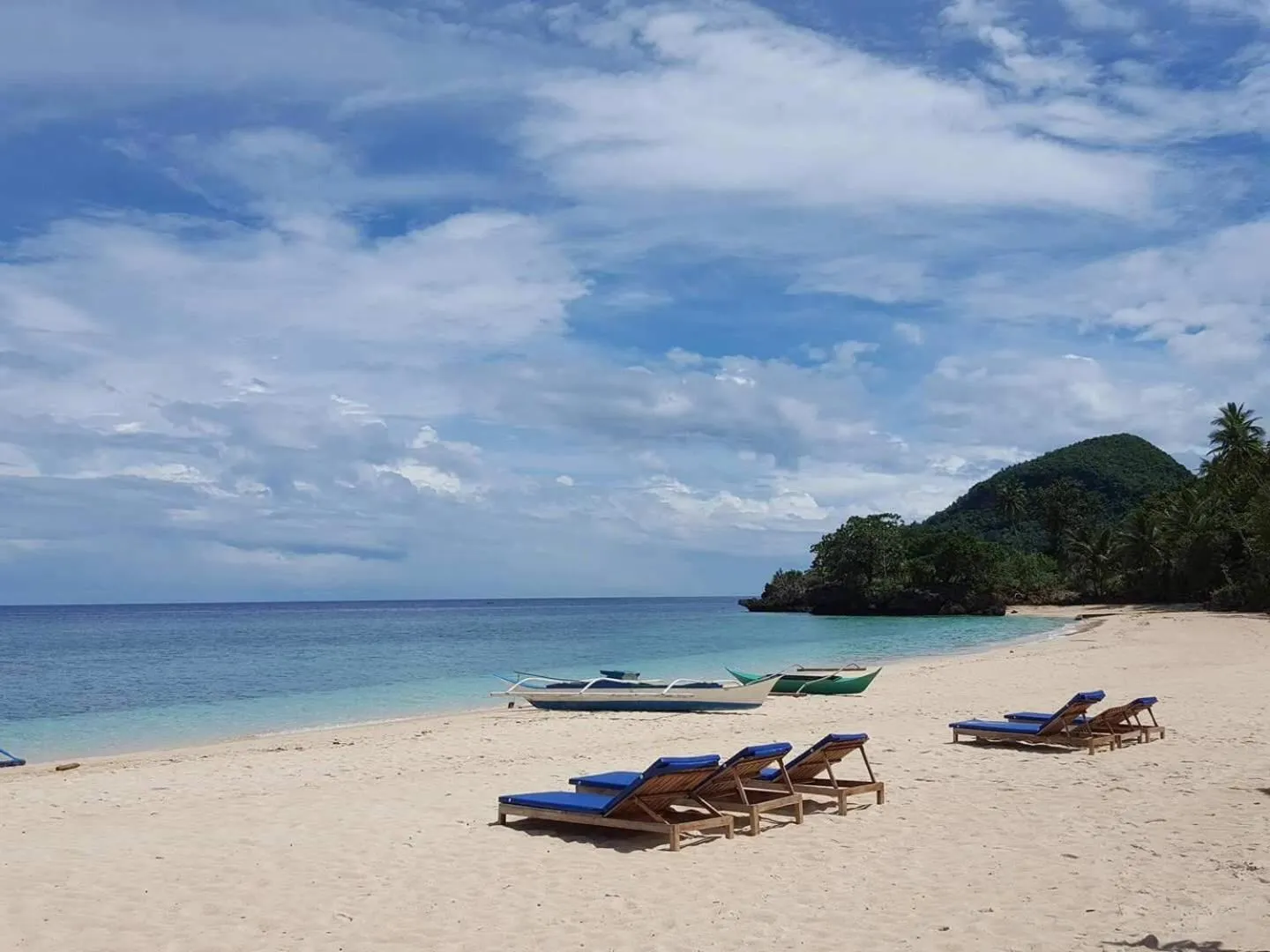 Seating area in White Beach Front and Cottages