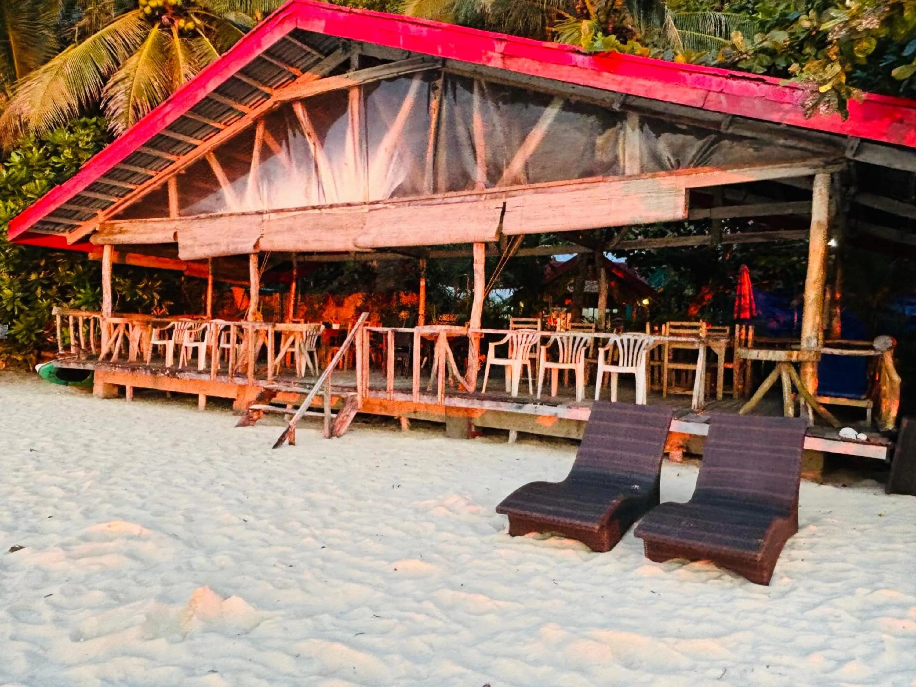 Restaurant/places to eat in White Beach Front and Cottages