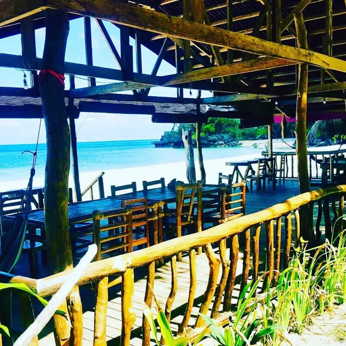Restaurant/places to eat in White Beach Front and Cottages Restaurant/places to eat in White Beach Front and Cottages