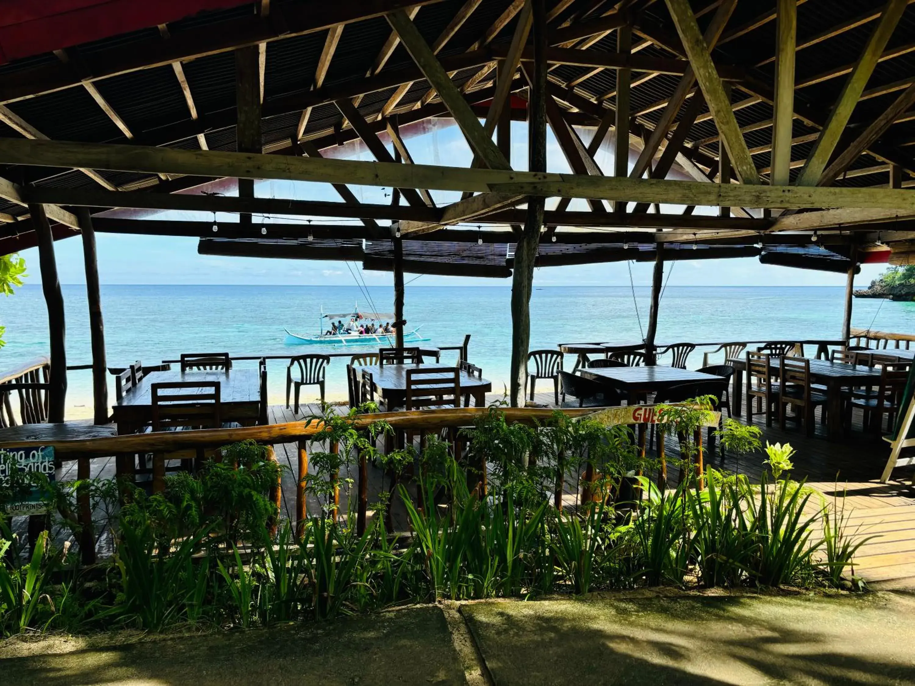 Restaurant/places to eat in White Beach Front and Cottages Restaurant/places to eat in White Beach Front and Cottages