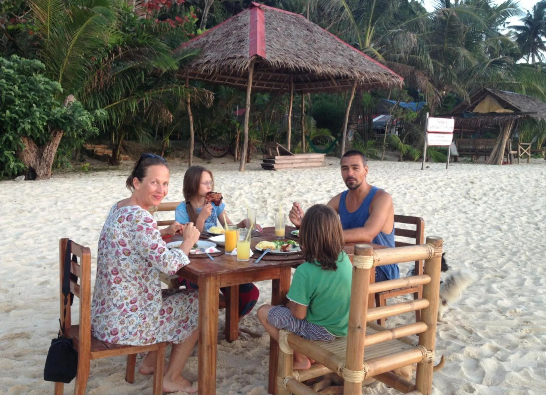 Restaurant/places to eat in White Beach Front and Cottages
