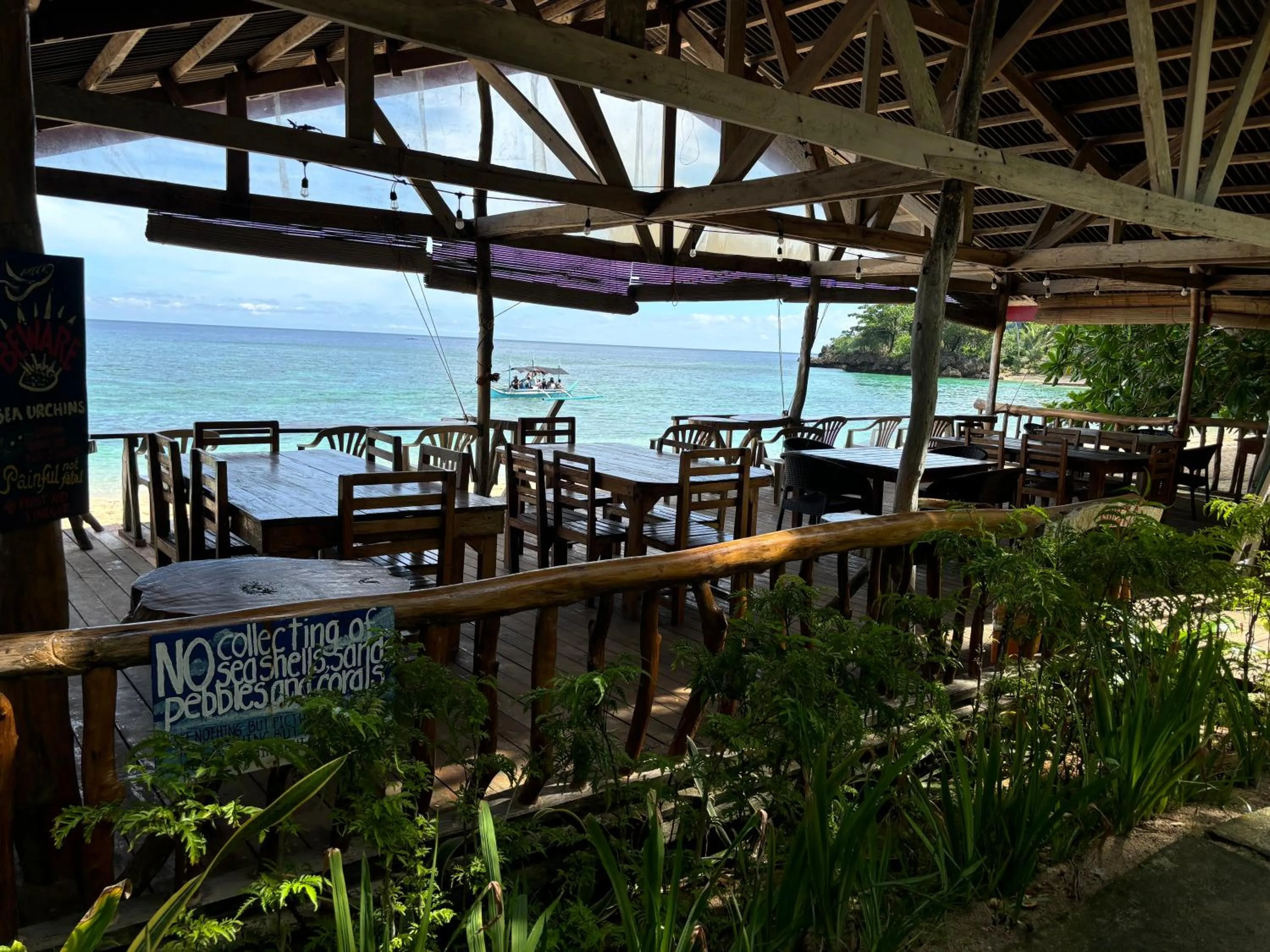 Dining area in White Beach Front and Cottages