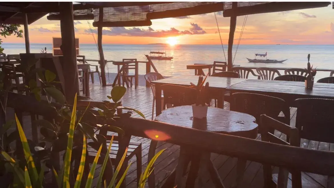 Restaurant/places to eat in White Beach Front and Cottages Restaurant/places to eat in White Beach Front and Cottages