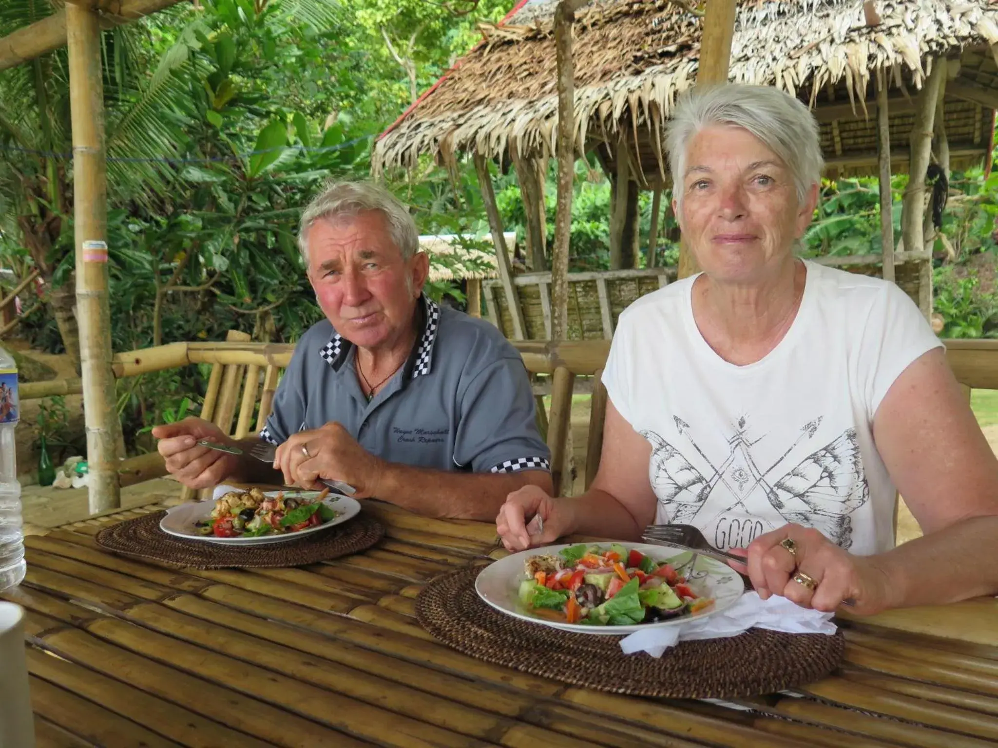 Restaurant/places to eat in White Beach Front and Cottages Restaurant/places to eat in White Beach Front and Cottages