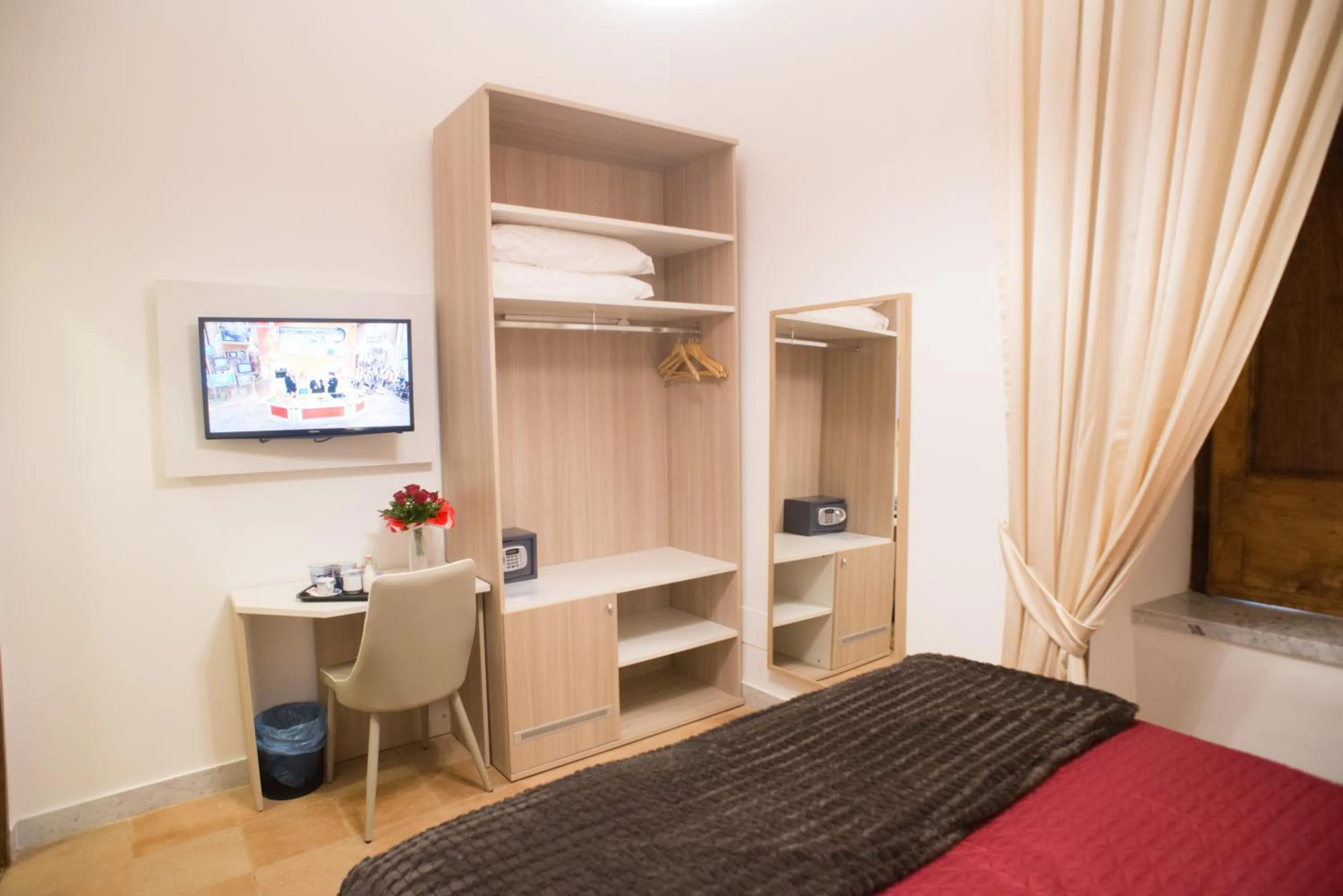 TV and multimedia, Bed in B&B Napolimilionaria Foria 242