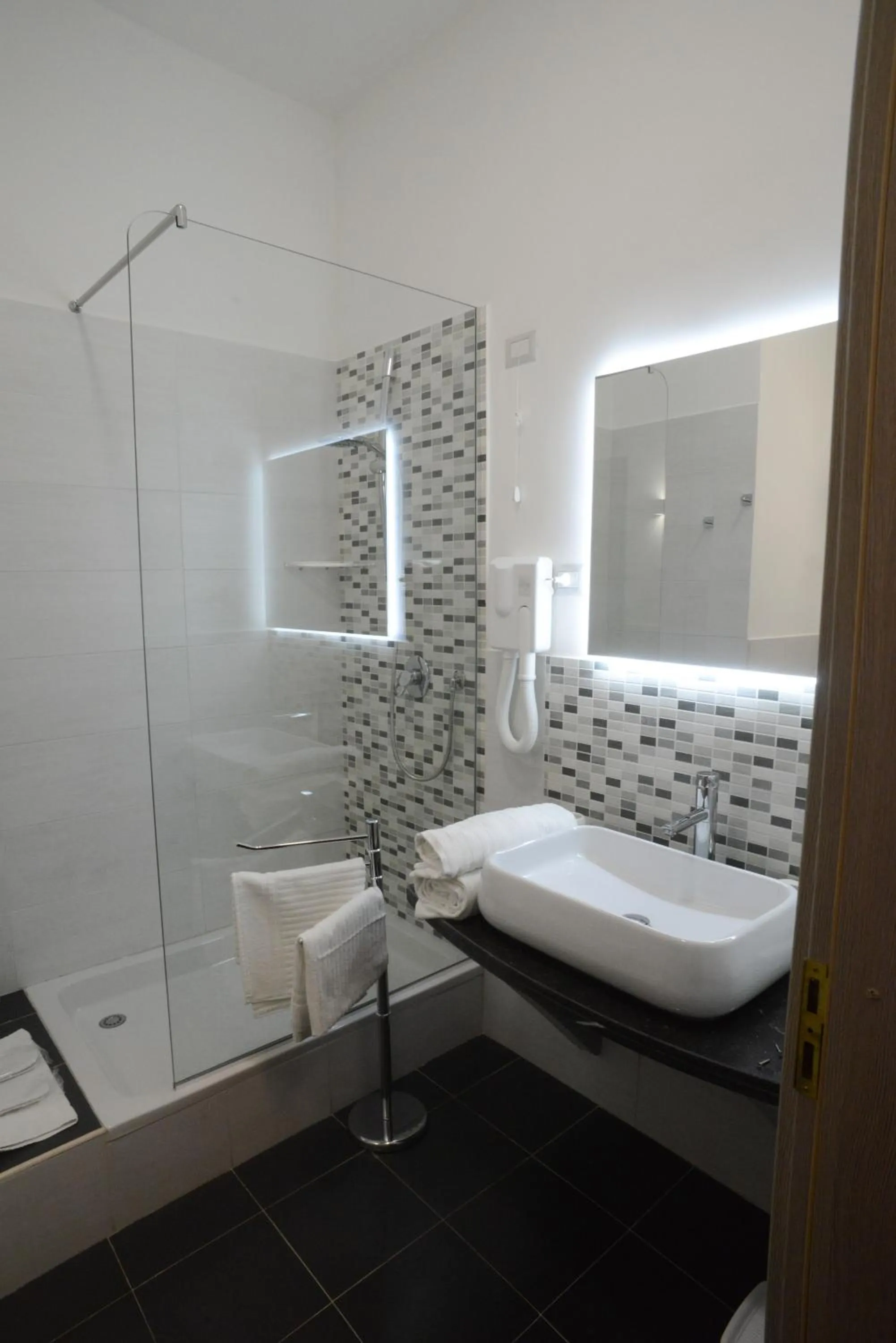 Shower in B&B Napolimilionaria Foria 242