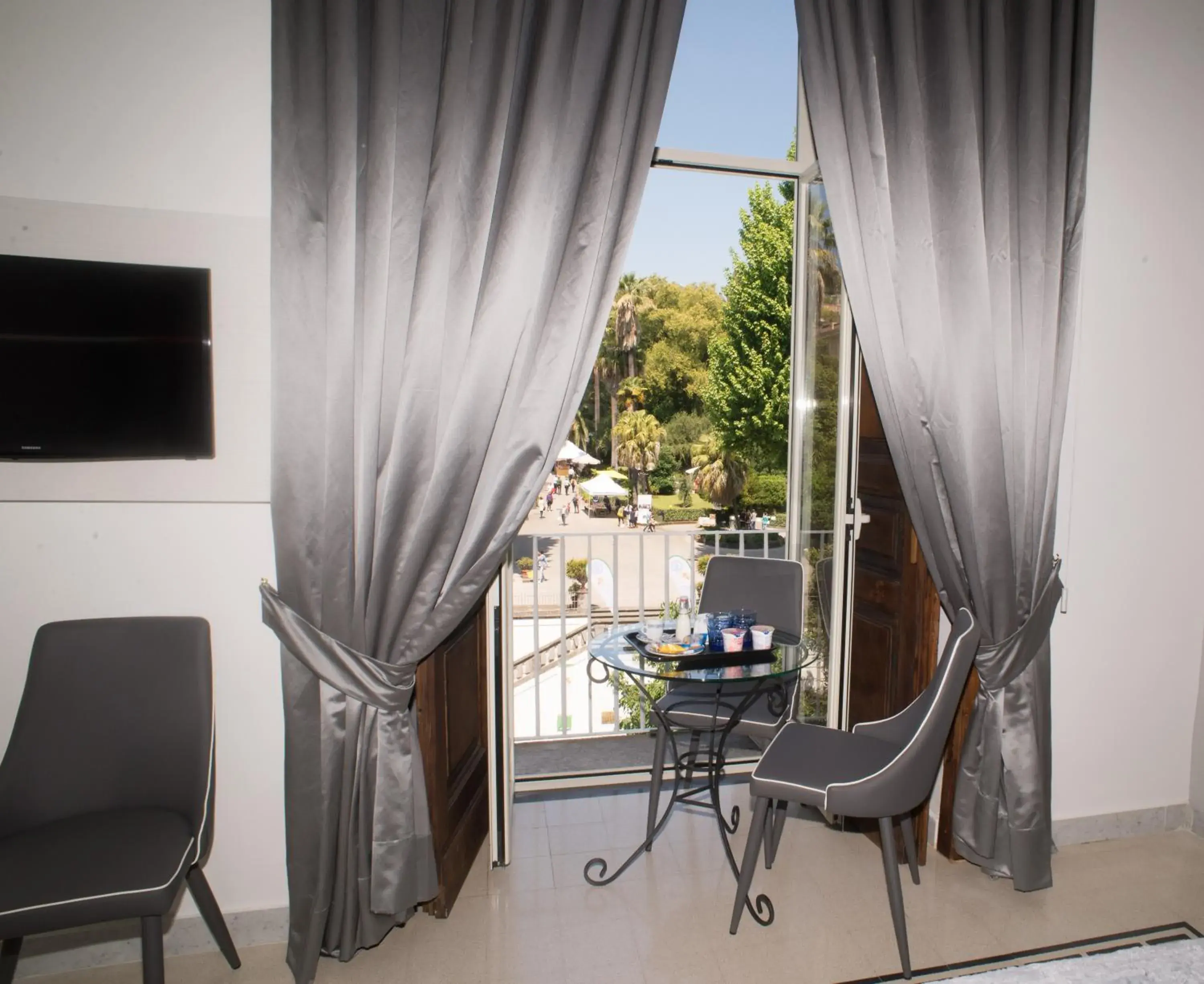 Suite with Balcony in B&B Napolimilionaria Foria 242 Suite with Balcony in B&B Napolimilionaria Foria 242